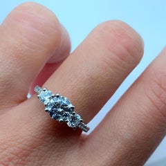 Anello di fidanzamento a tre pietre con trilogia di diamanti in platino