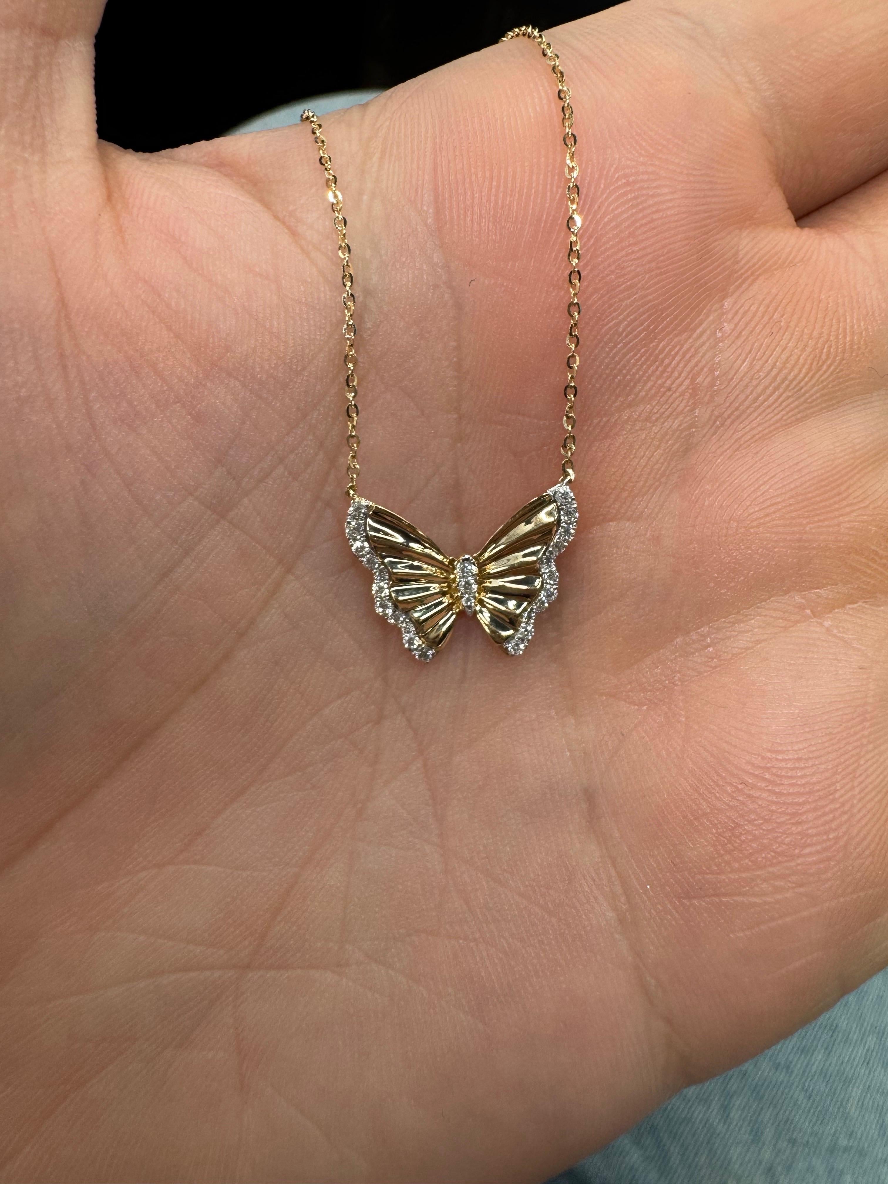 Celebra l'eleganza e la trasformazione con questa squisita collana con ciondolo a farfalla, magistralmente realizzata in oro giallo 14K. Impreziosito da 92 diamanti naturali rotondi a taglio brillante per un totale di circa 0,35 carati, questo pezzo