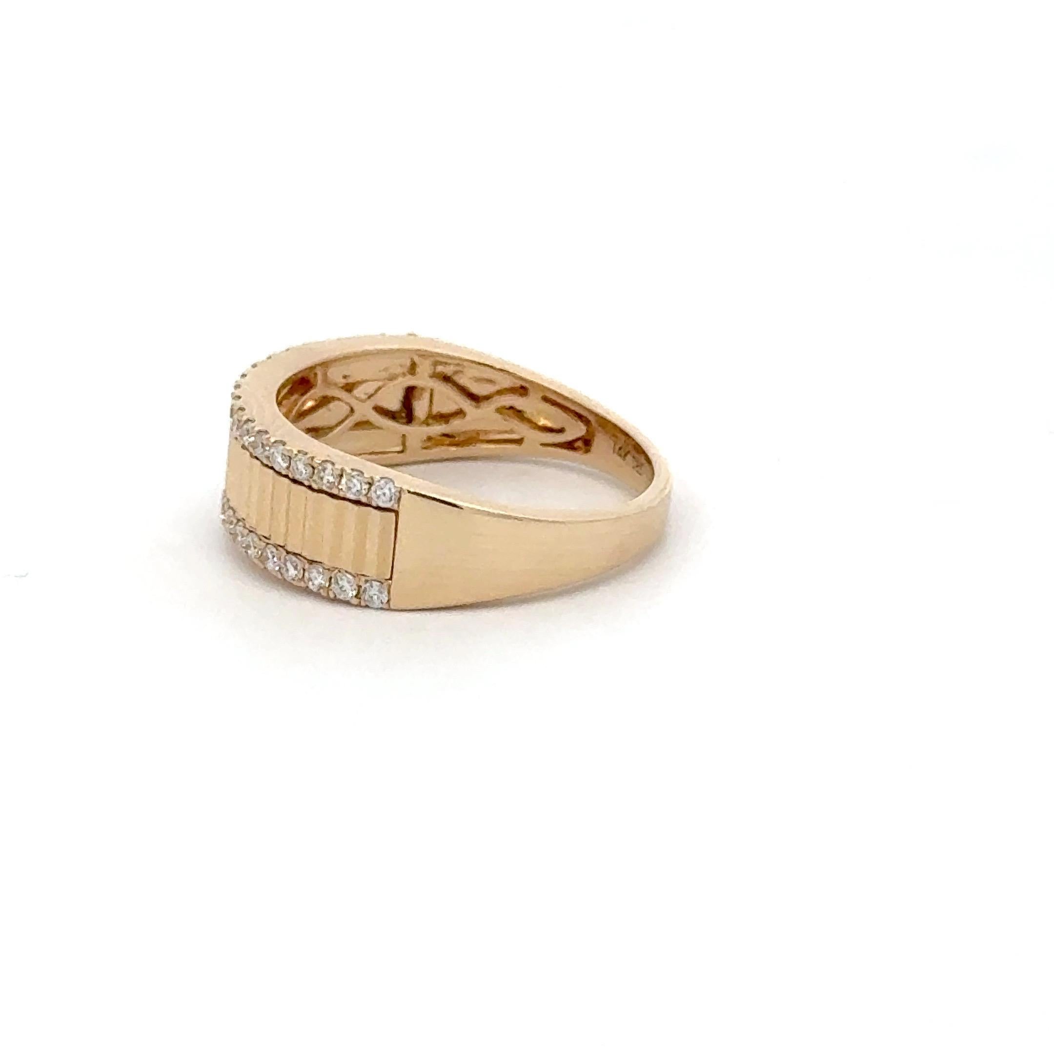 Bague en or jaune 14 carats présentant un design cannelé avec une garniture de 38 diamants pesant 0,33 carats. Taille 5.75. 
Peut être commandé dans n'importe quelle taille et couleur.

Plus de bijoux cannelés en stock.
Message pour photos et