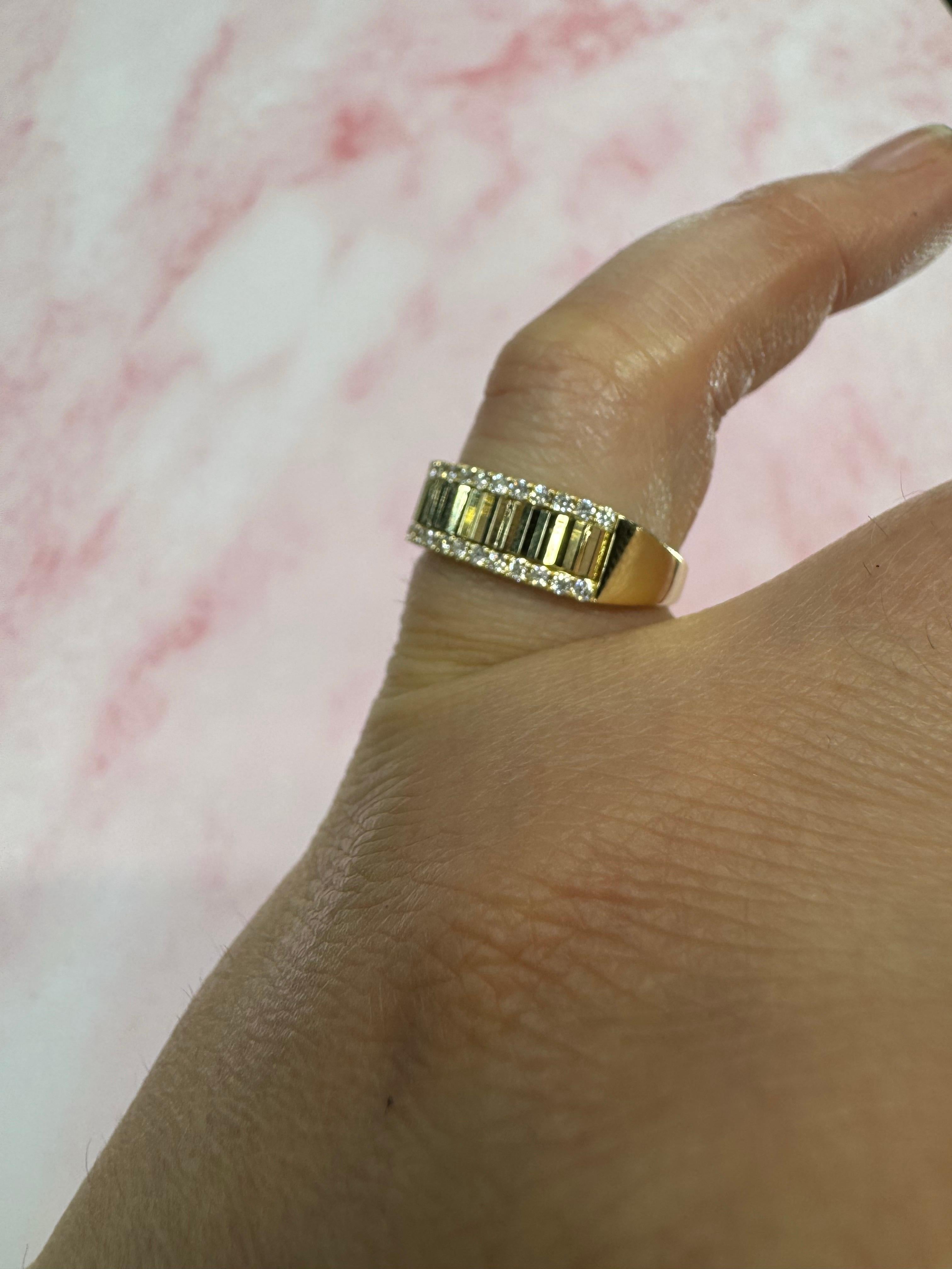 Bague jonc cannelée or jaune 14 carats bordée de diamants 0,33 carat en vente 2