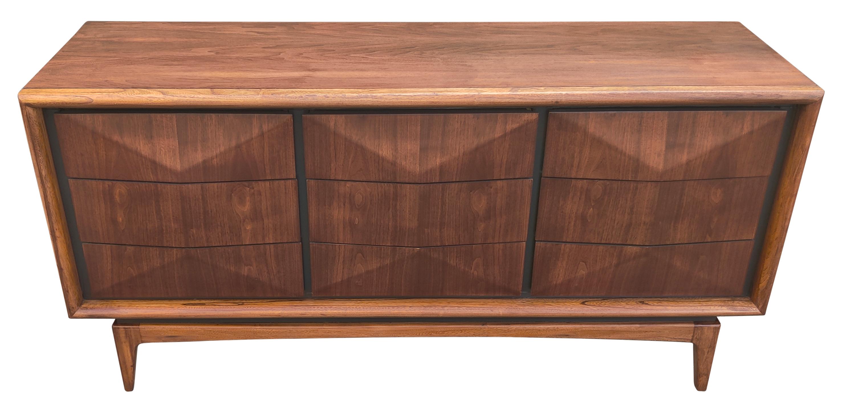 Expertly Restored United Furniture Walnut Diamond Triple Dresser 9 Drawers 1960s In Good Condition In Philadelphia, PA