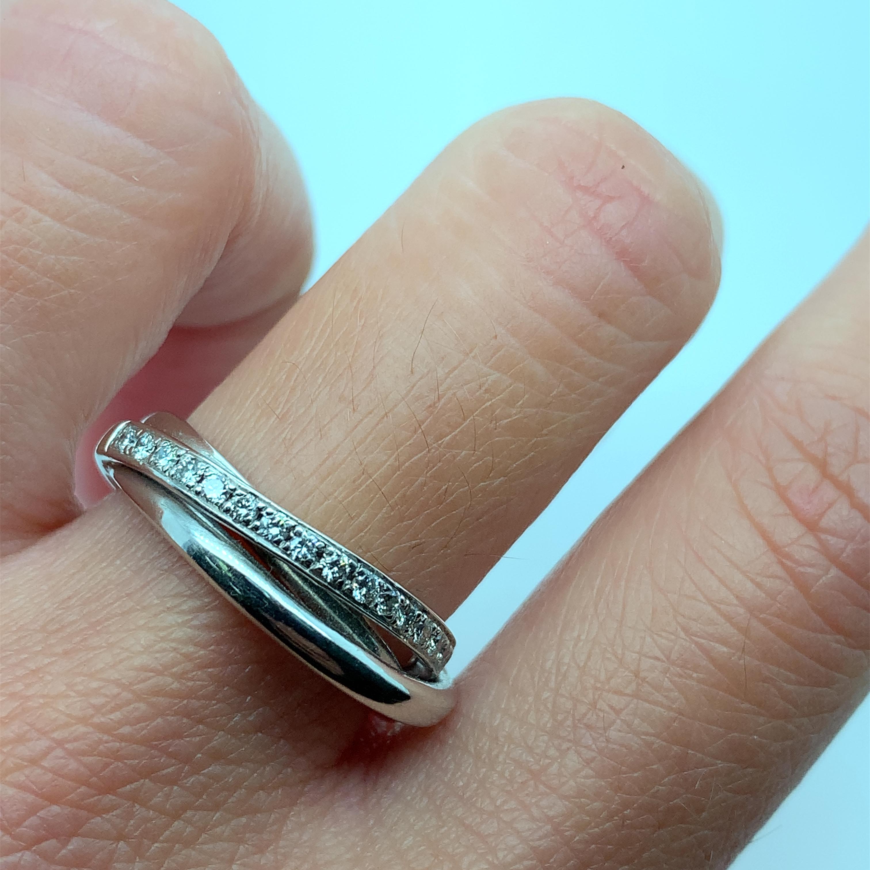 Anello di fidanzamento con diamante rotondo da 0,40 carati in oro bianco 18 carati.

Anello di fidanzamento con diamante eternity a tripla linea in oro bianco 18ct.

Peso totale del diamante 0,40ct colore G chiarezza VS1.
Realizzato a mano a Londra