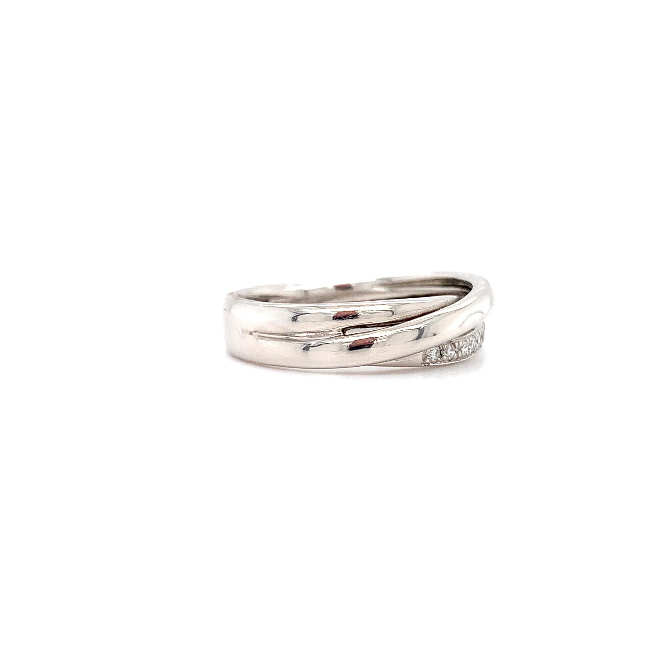Taglio rotondo Anello nuziale con triplo pavé di diamanti e corona a spirale in oro bianco 18 carati in vendita