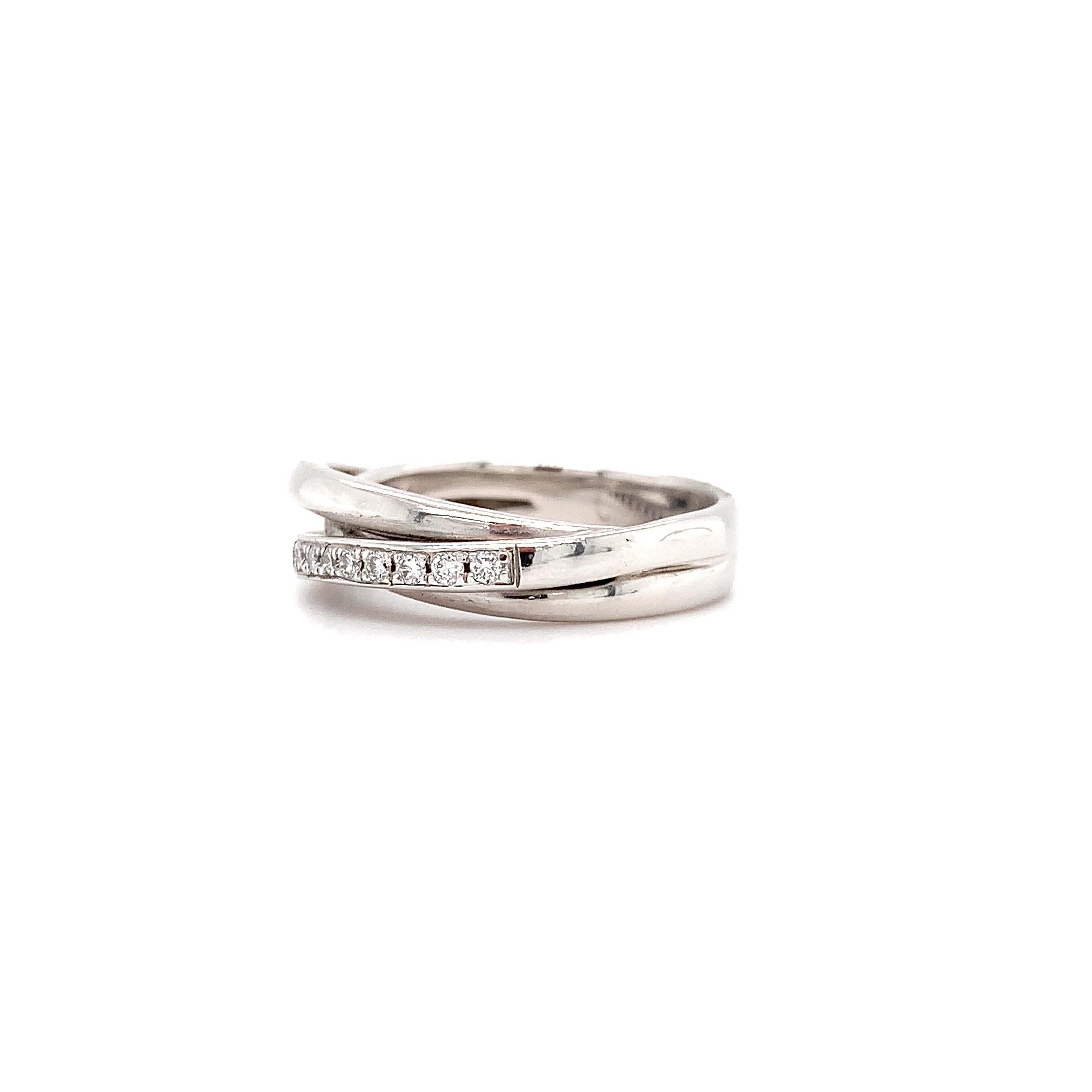 Anello nuziale con triplo pavé di diamanti e corona a spirale in oro bianco 18 carati In condizioni Nuovo in vendita a London, GB