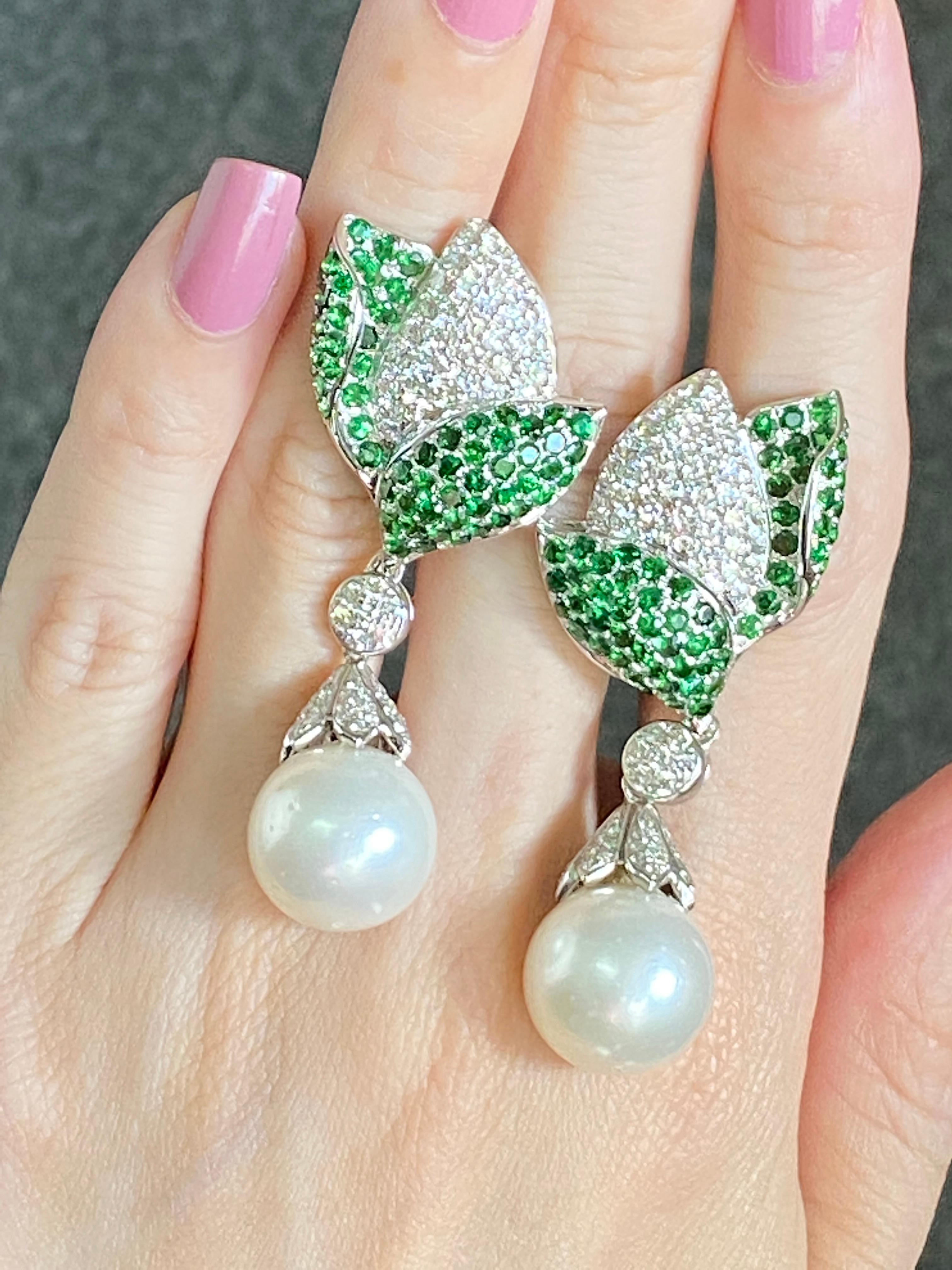 Art déco Boucles d'oreilles pendantes en diamants, tsavorites et perles en vente