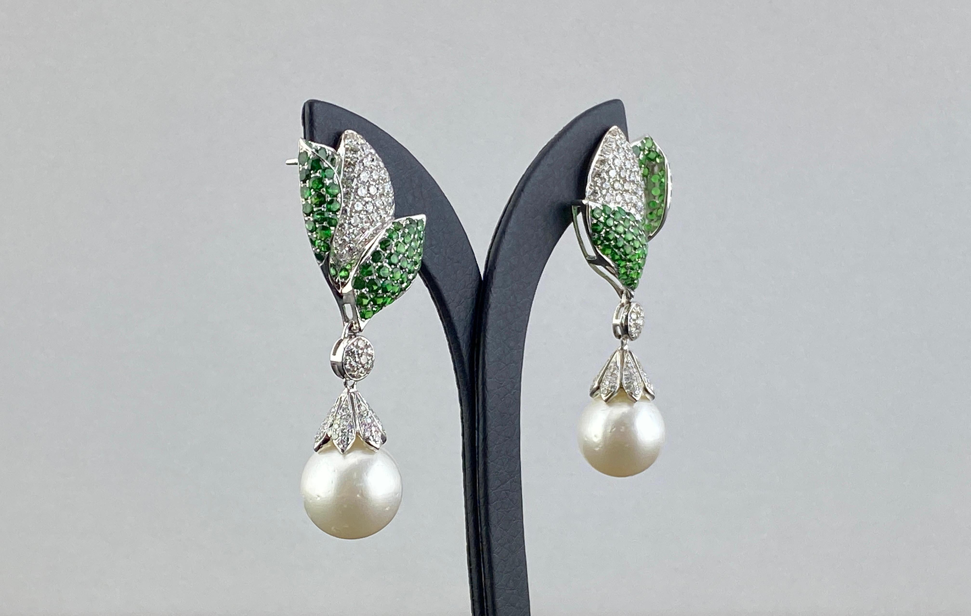 Boucles d'oreilles pendantes en diamants, tsavorites et perles Neuf - En vente à Bangkok, Thailand