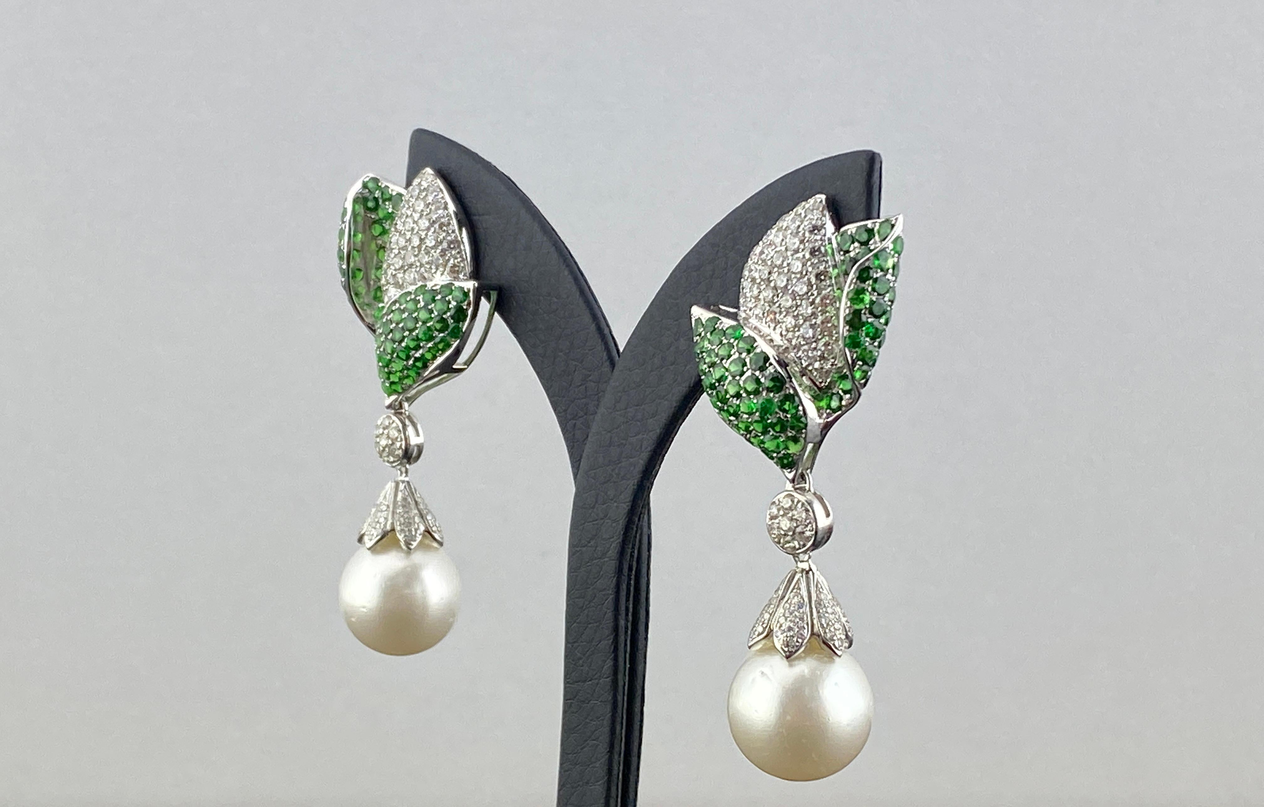 Diamond, Tsavorite and Pearl Dangle Earrings In New Condition For Sale In Bangkok, Thailand