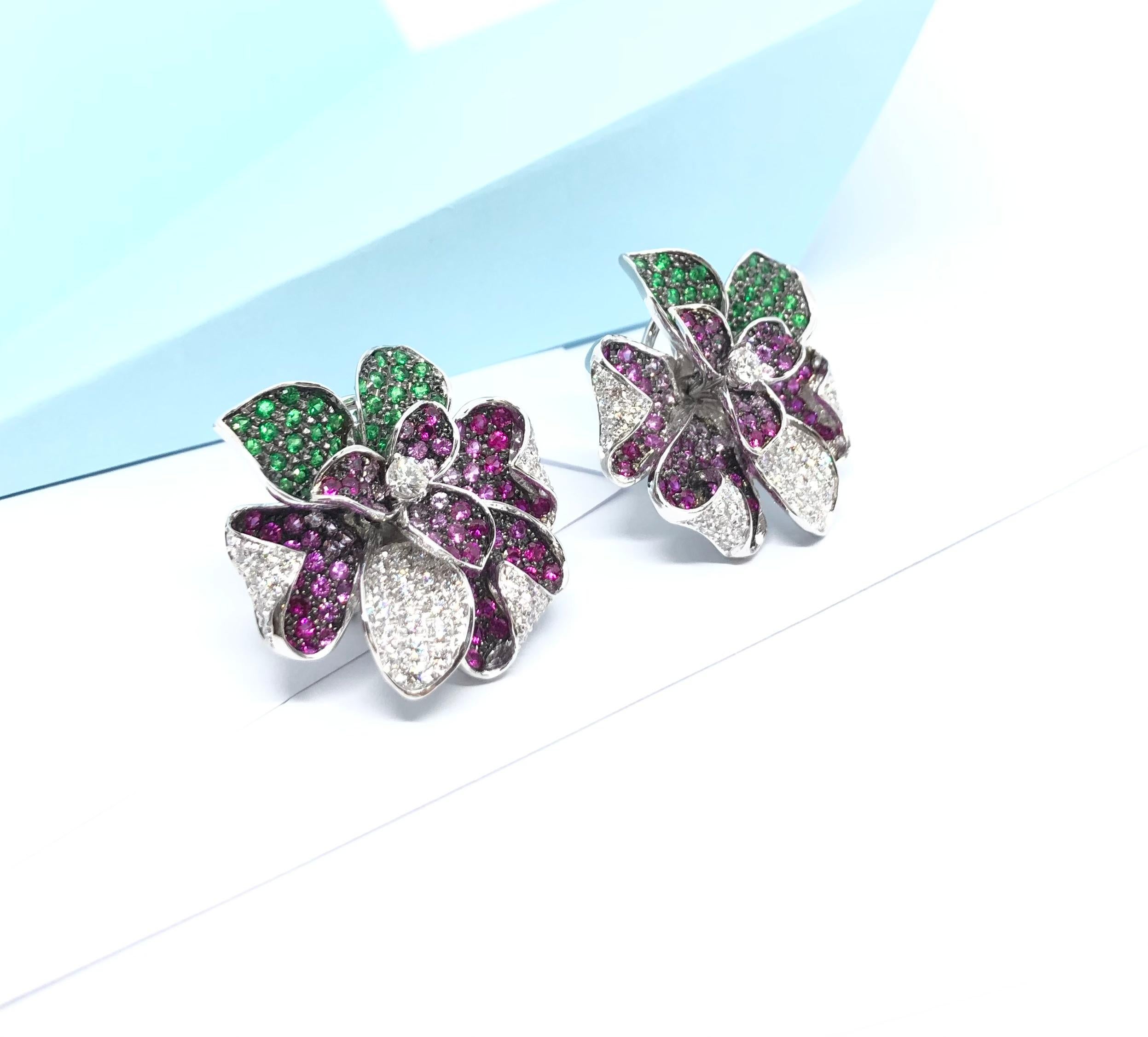 Orecchini con diamanti, tsavorite e zaffiri rosa in montatura d'oro bianco 18 carati in vendita 5