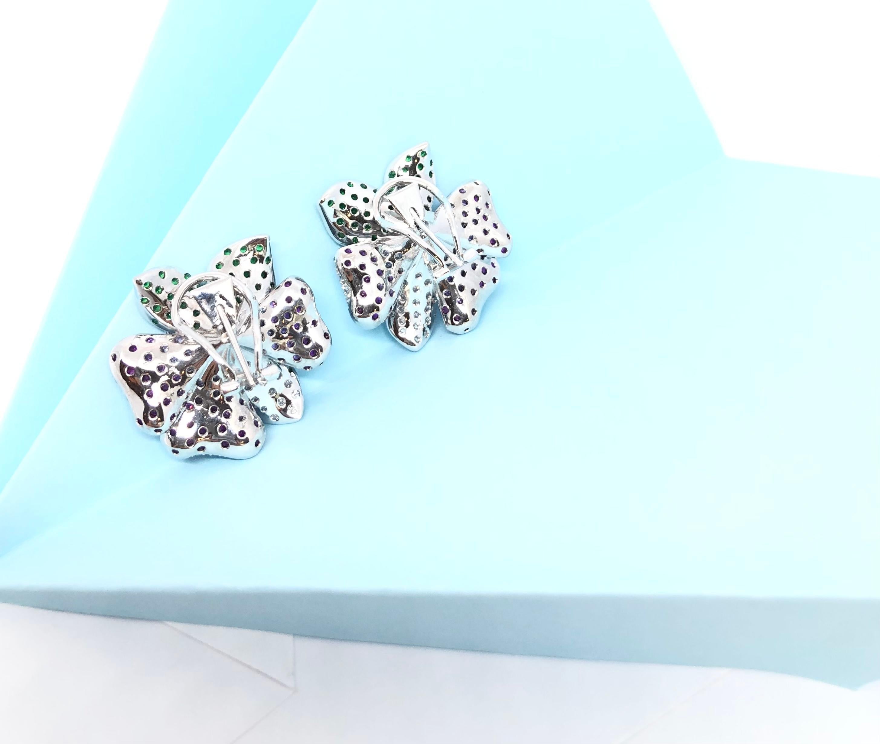 Diamant-, Tsavorit- und rosa Saphir-Ohrringe aus 18 Karat Weißgold im Angebot 8