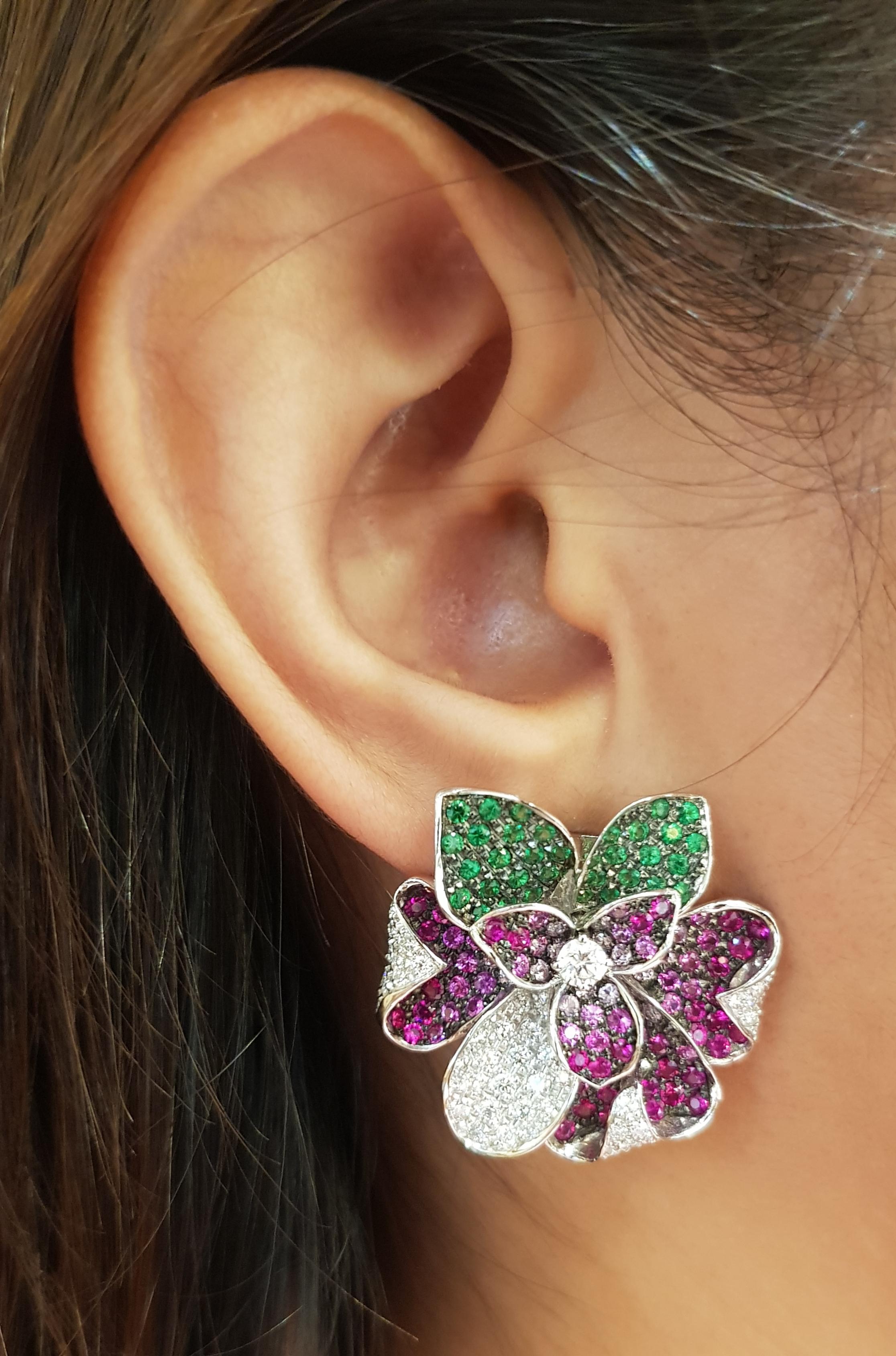 Diamante 1,52 carati, Tsavorite 1,50 carati e Zaffiro rosa 4,25 carati Orecchini con montatura in oro bianco 18 carati

Larghezza: 2.9 cm 
Lunghezza: 3.2 cm
Peso totale: 31,29  grammi

