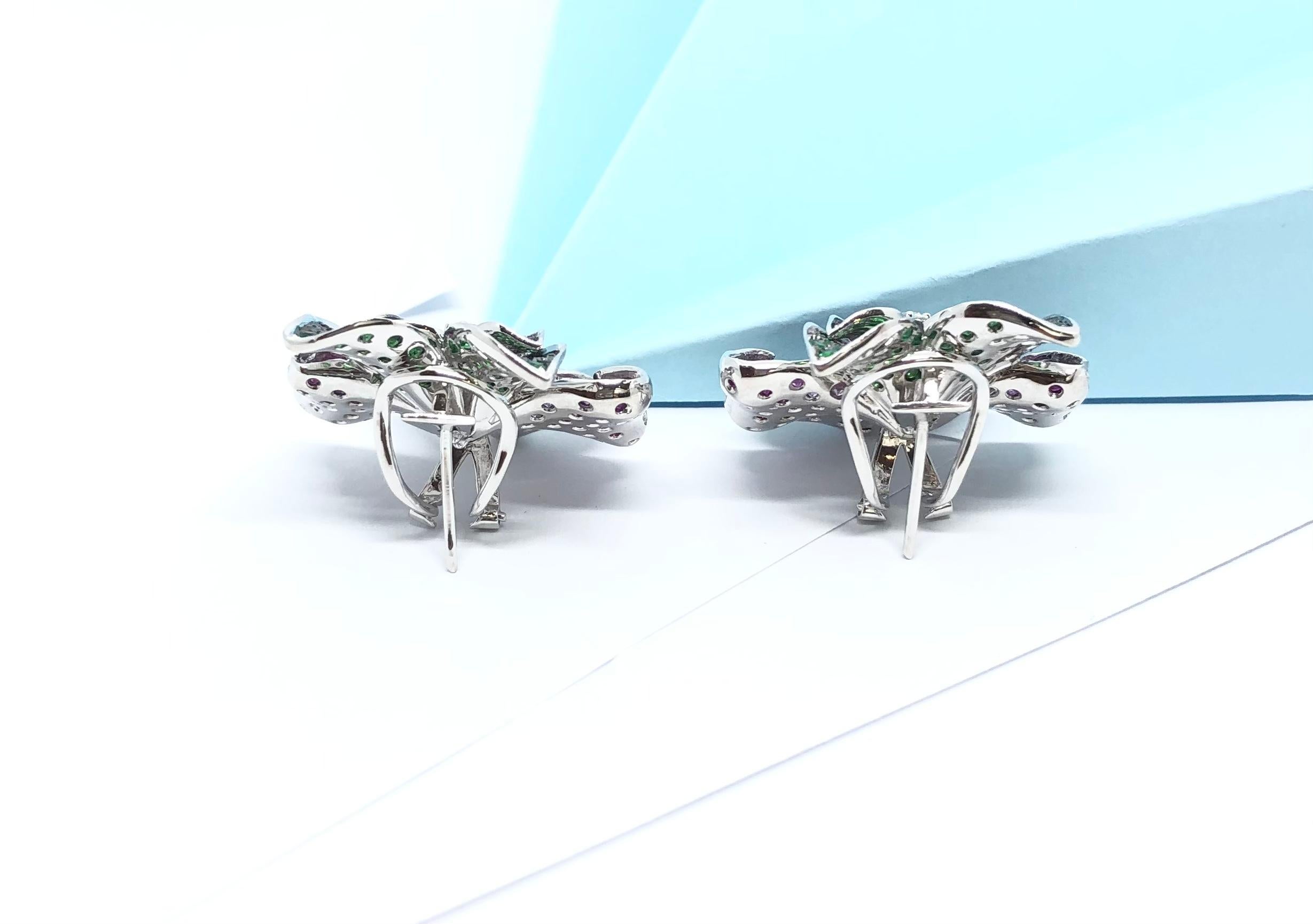 Orecchini con diamanti, tsavorite e zaffiri rosa in montatura d'oro bianco 18 carati In condizioni Nuovo in vendita a Bangkok, TH