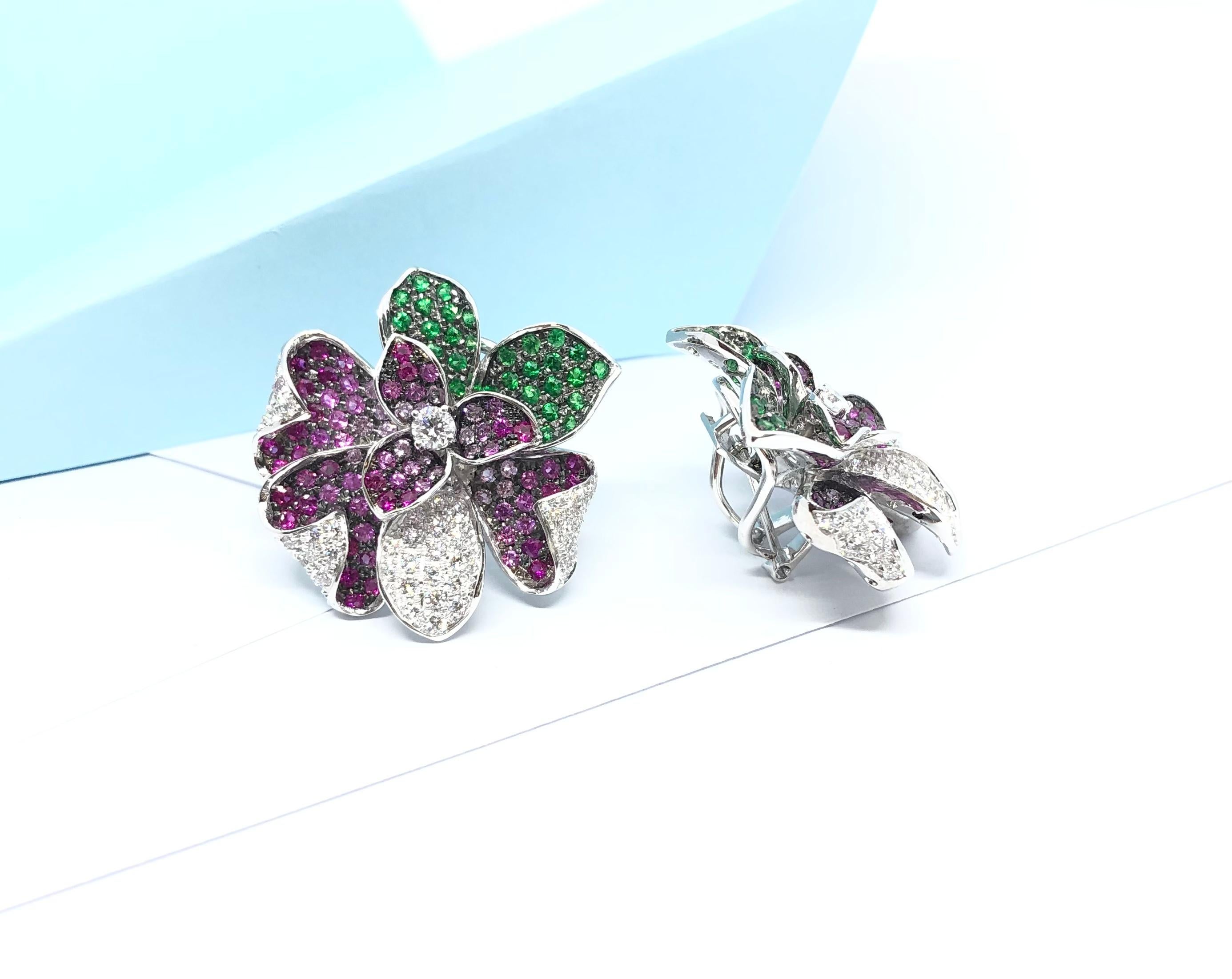 Donna Orecchini con diamanti, tsavorite e zaffiri rosa in montatura d'oro bianco 18 carati in vendita