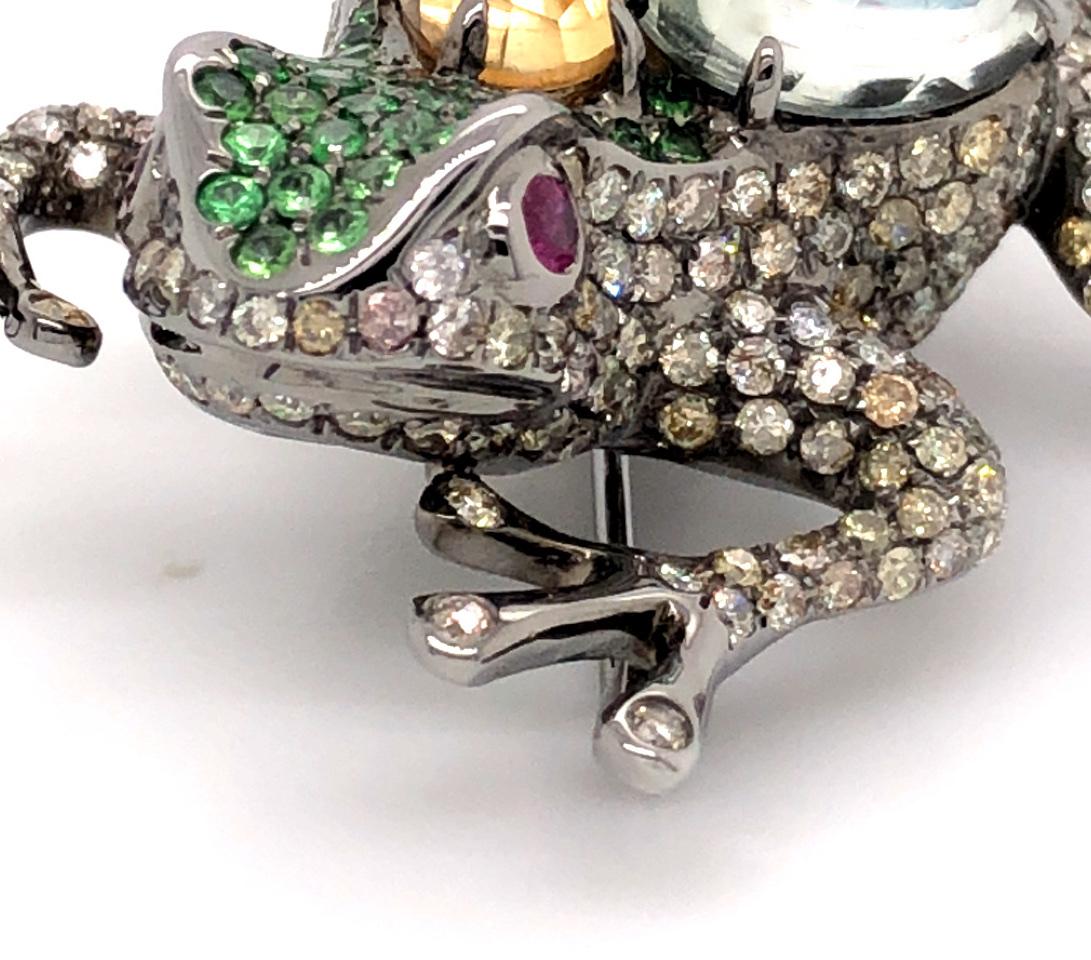 Taille ronde Pendentif et broche grenouille à dos multicolore en diamant, tsavorite et rubis en vente