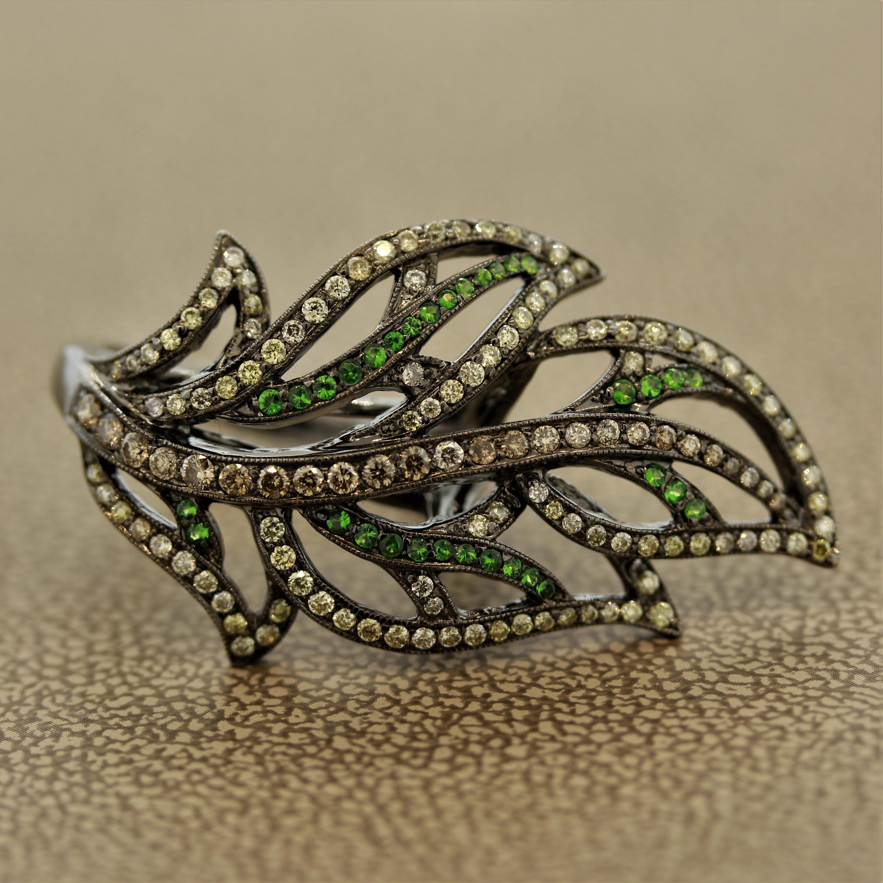 Torna alla natura con questo anello dal design a foglia unico nel suo genere.

Quest'opera d'arte ha 0,99 carati di diamanti rotondi a taglio brillante e 0,19 carati di tsavoriti rotonde a taglio brillante per dare scintillio e lucentezza mentre lo
