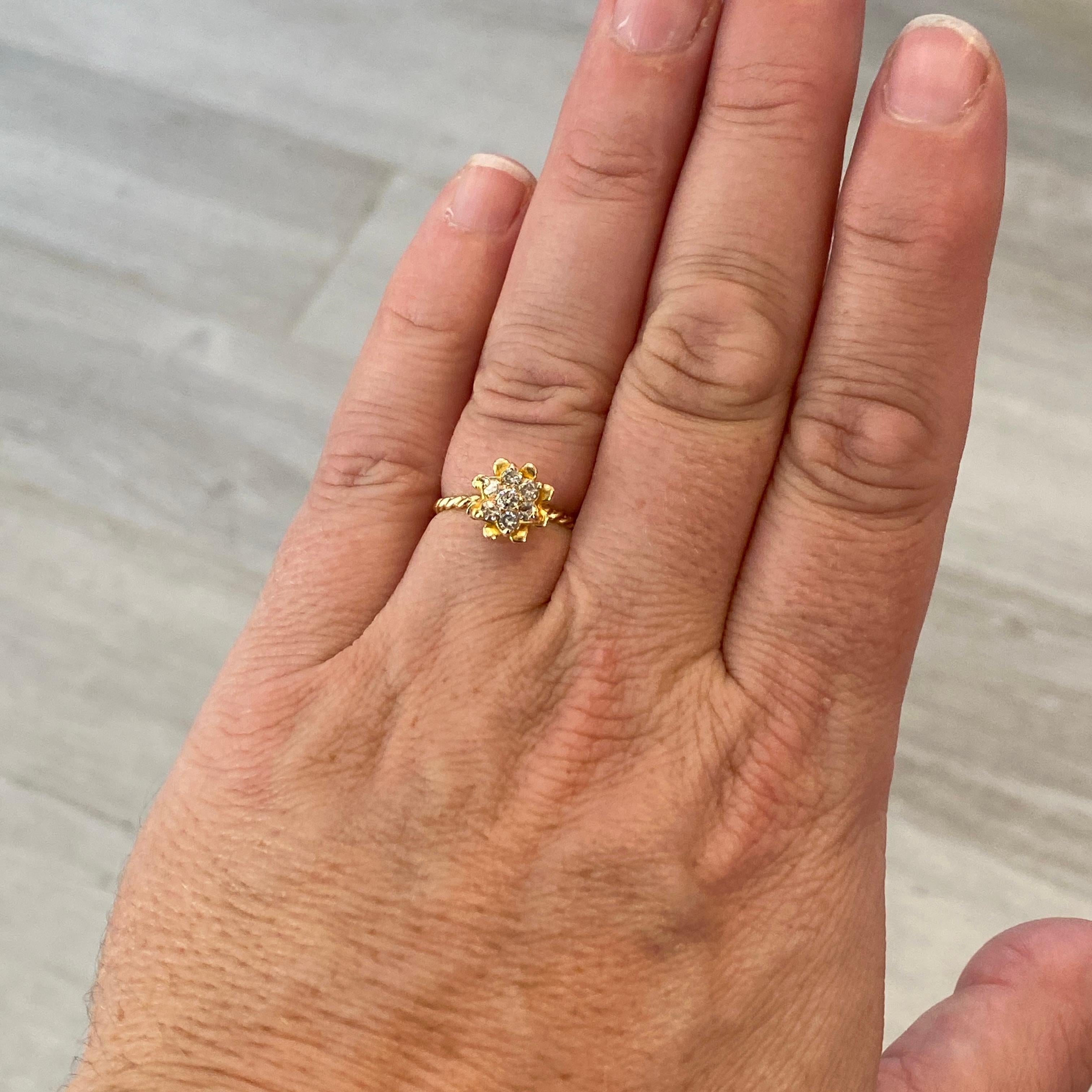 Cette jolie bague tulipe est ornée d'une fleur rehaussée de diamants. Les bagues tulipes étaient populaires dans les années 1970 et 1980. Tous les diamants sont naturels et authentiques.  La couleur et la clarté sont très bonnes et belles à l'œil.