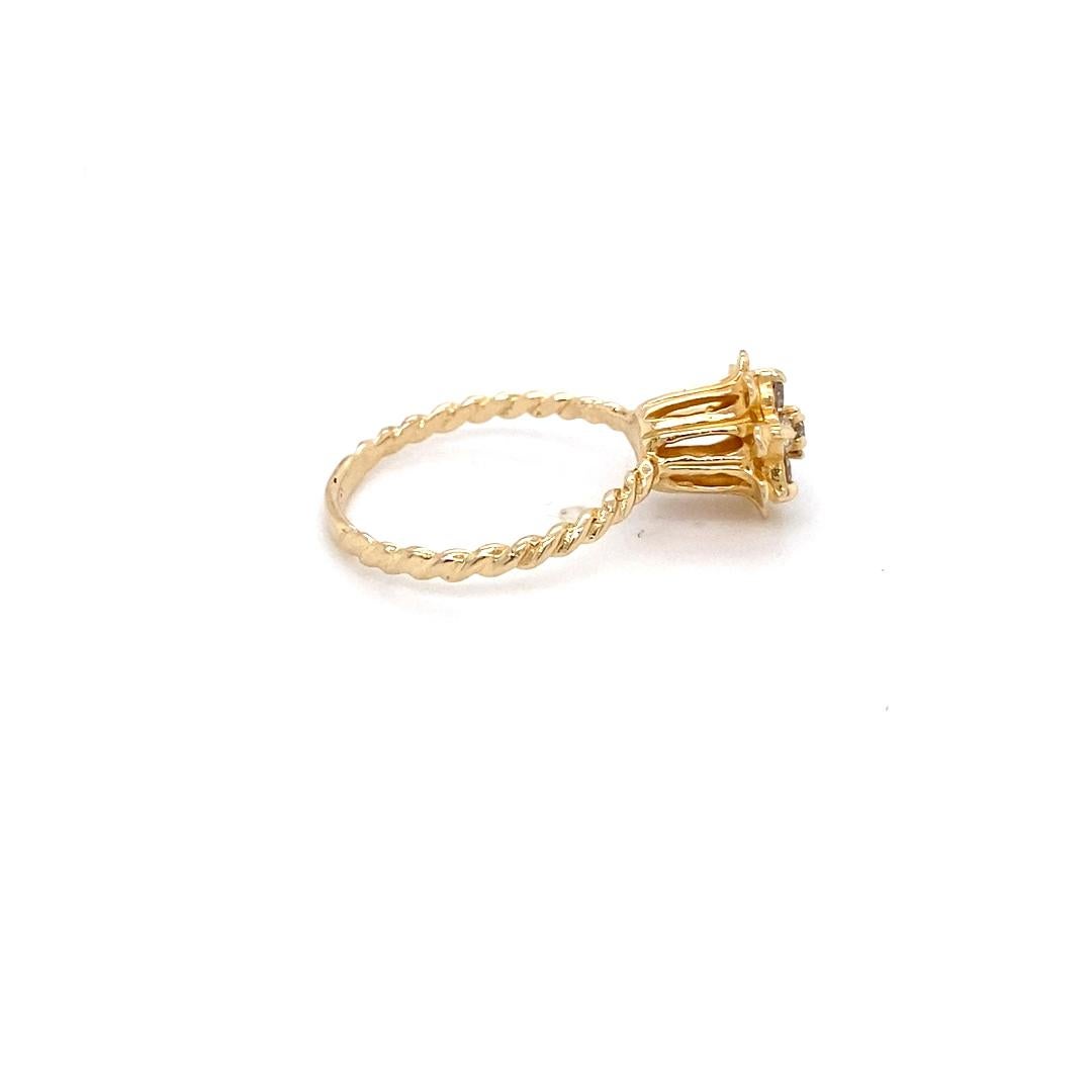 Bague tulipe en or jaune 14 carats, diamant 0.42 carats, grappe florale sur anneau torsadé en vente 3