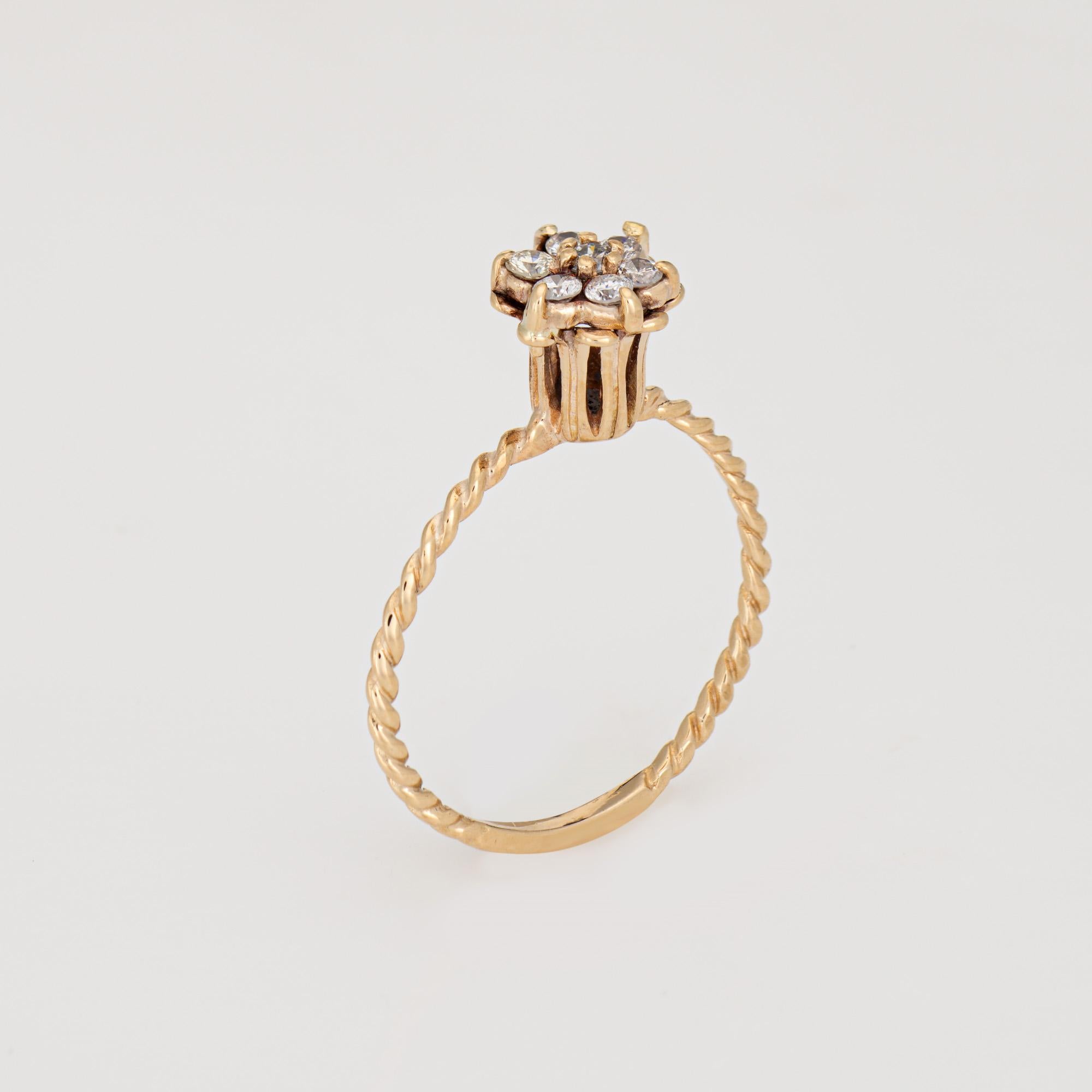 Élégante bague tulipe en diamant vintage (circa 1960-1970) réalisée en or jaune 14 carats. 

7 diamants ronds de taille brillant totalisent un poids estimé à 0,12 carats (couleur estimée I-J et pureté SI1-I1). 

La bague tulipe classique est sertie