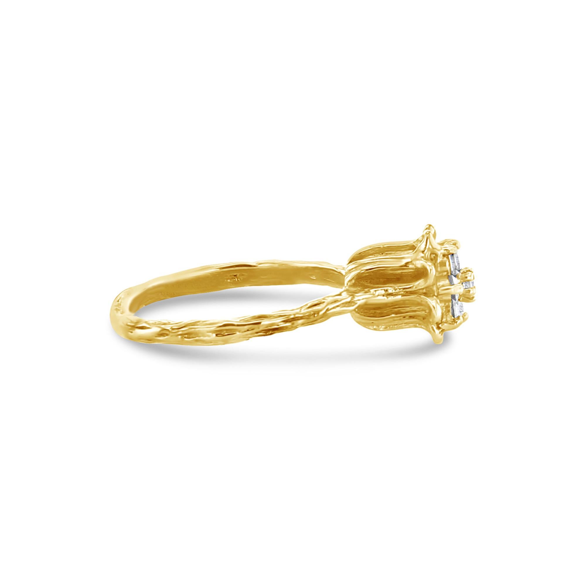♥ Riepilogo del prodotto ♥

Dettagli: Fascia con texture corteccia
Pietra principale: Diamante
Altezza della lampadina: 9 mm
Materiale della fascia: Oro giallo 14k
Peso: 2 grammi
