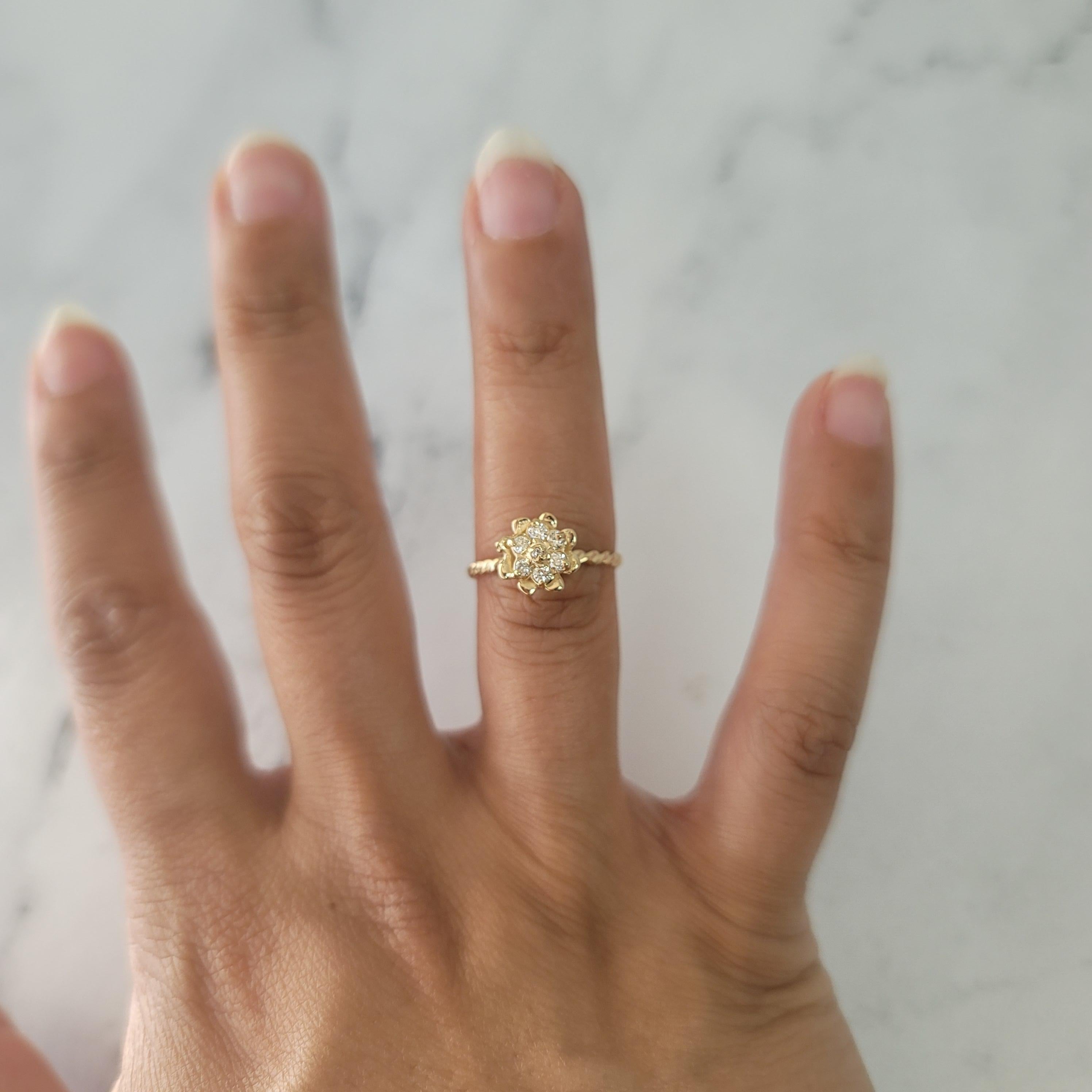 Taglio rotondo Anello con diamante a tulipano e fascia con corteccia in vendita