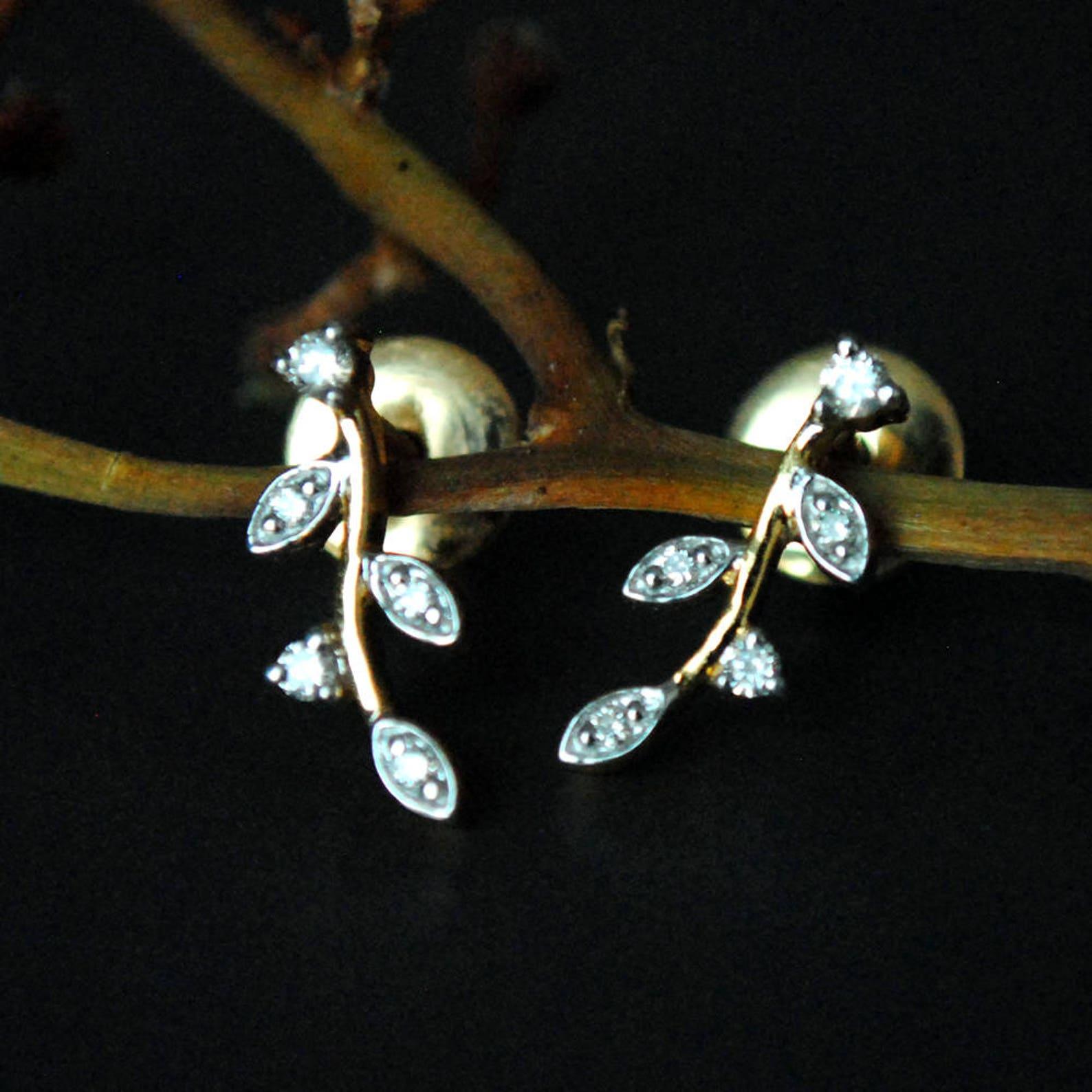 Set di collane con foglie di ramoscello di diamante in oro 14K e orecchini abbinati Regalo unico. 

Peso totale dei diamanti: 0,14 carati (collana) + 0,18 (orecchini)

Oro - 14k, 4 gm + 2,1 gm (circa)


A.R.P. T.I..

Tutti gli articoli sono