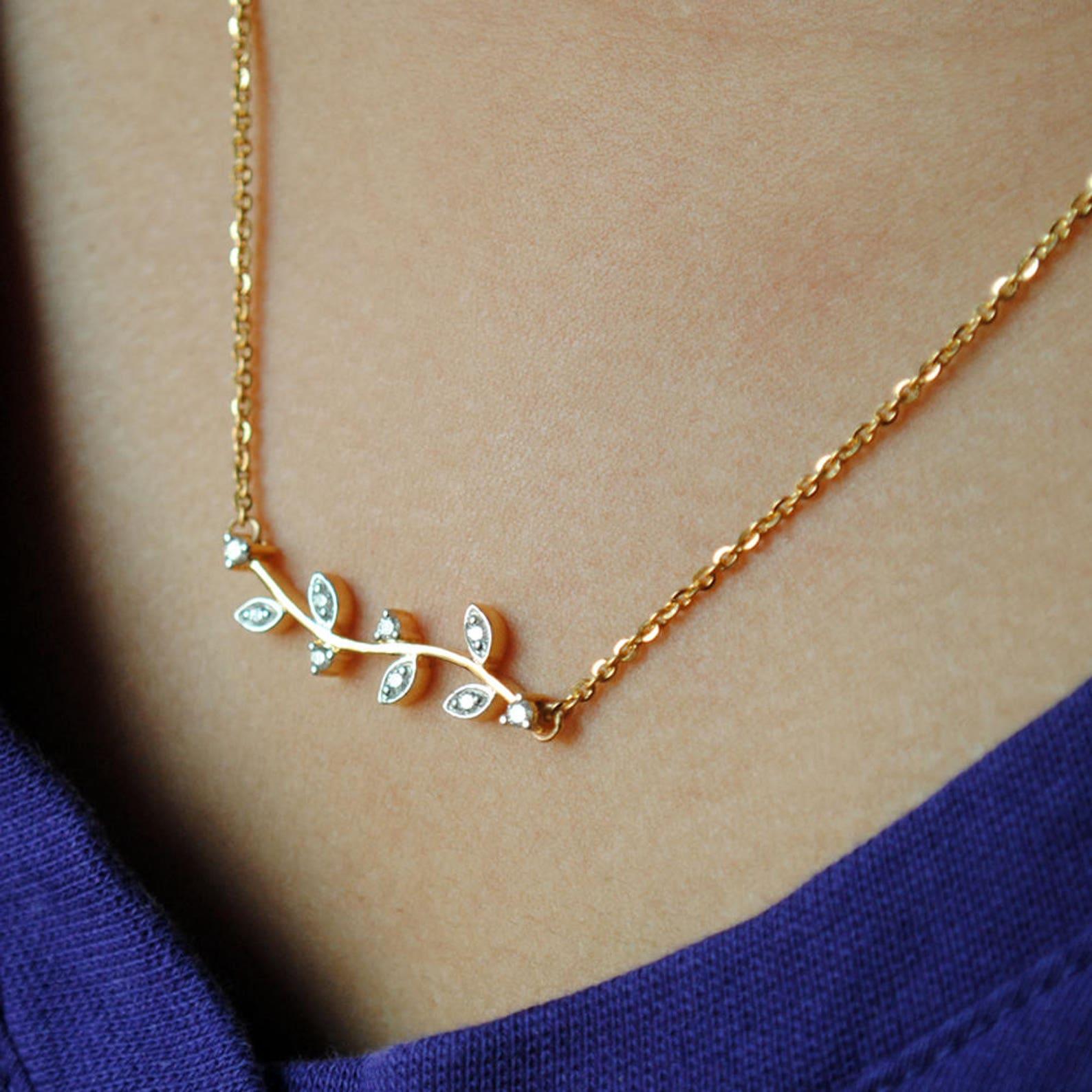 Set di collane con foglie di ramoscello di diamante in oro 14K e orecchini abbinati Regalo unico. In condizioni Nuovo in vendita a Chicago, IL