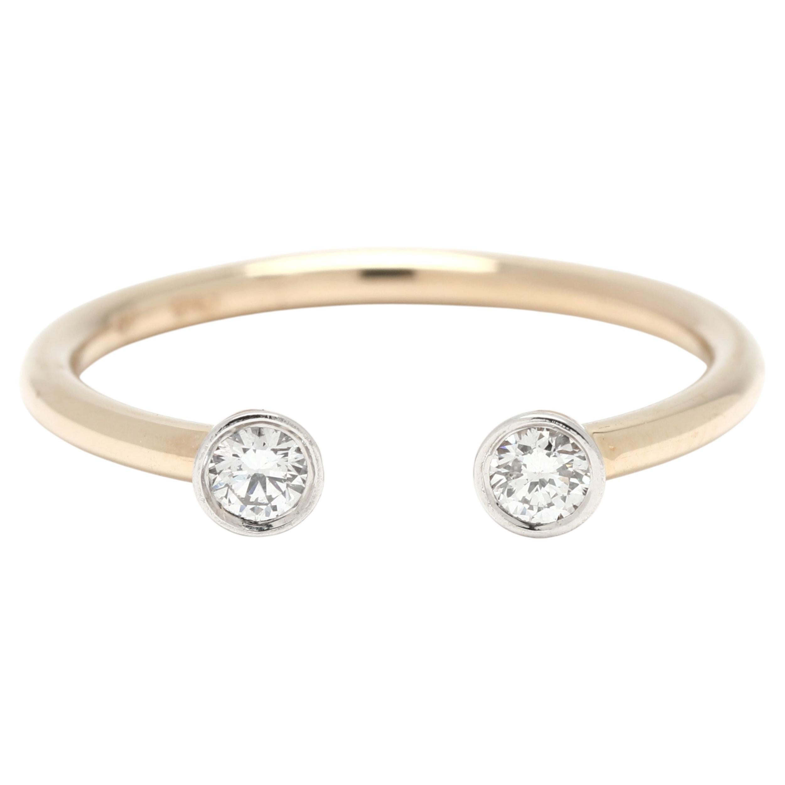 Bague à anneau ouvert avec deux diamants ronds, or blanc et jaune 18k, taille de bague 4.75 en vente