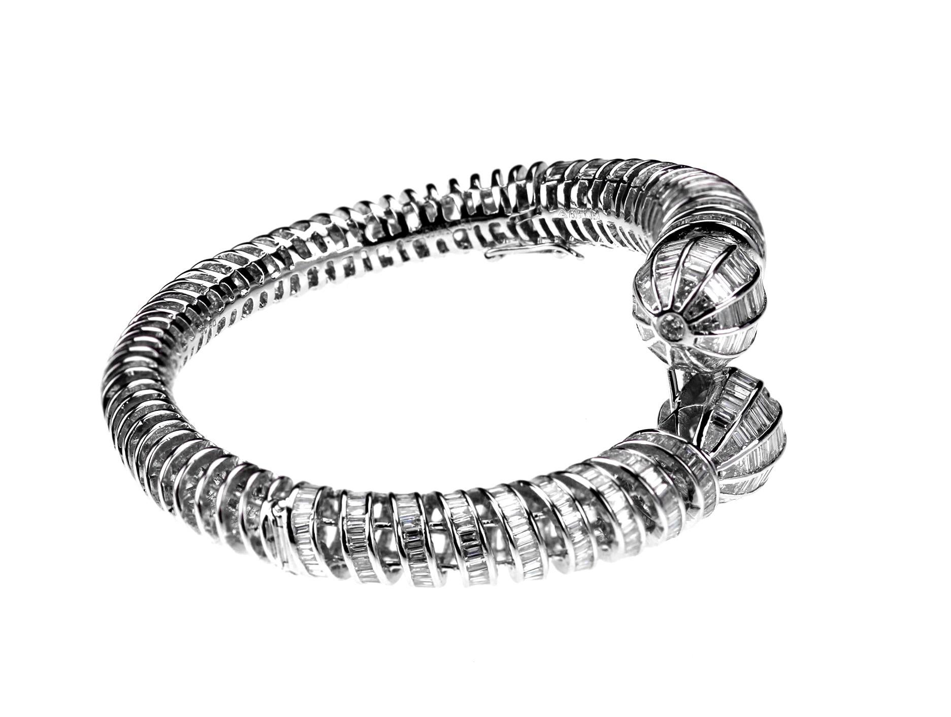 Moderno Bangle Twist con diamanti tondi taglio brillante e baguette in oro bianco 18 carati in vendita