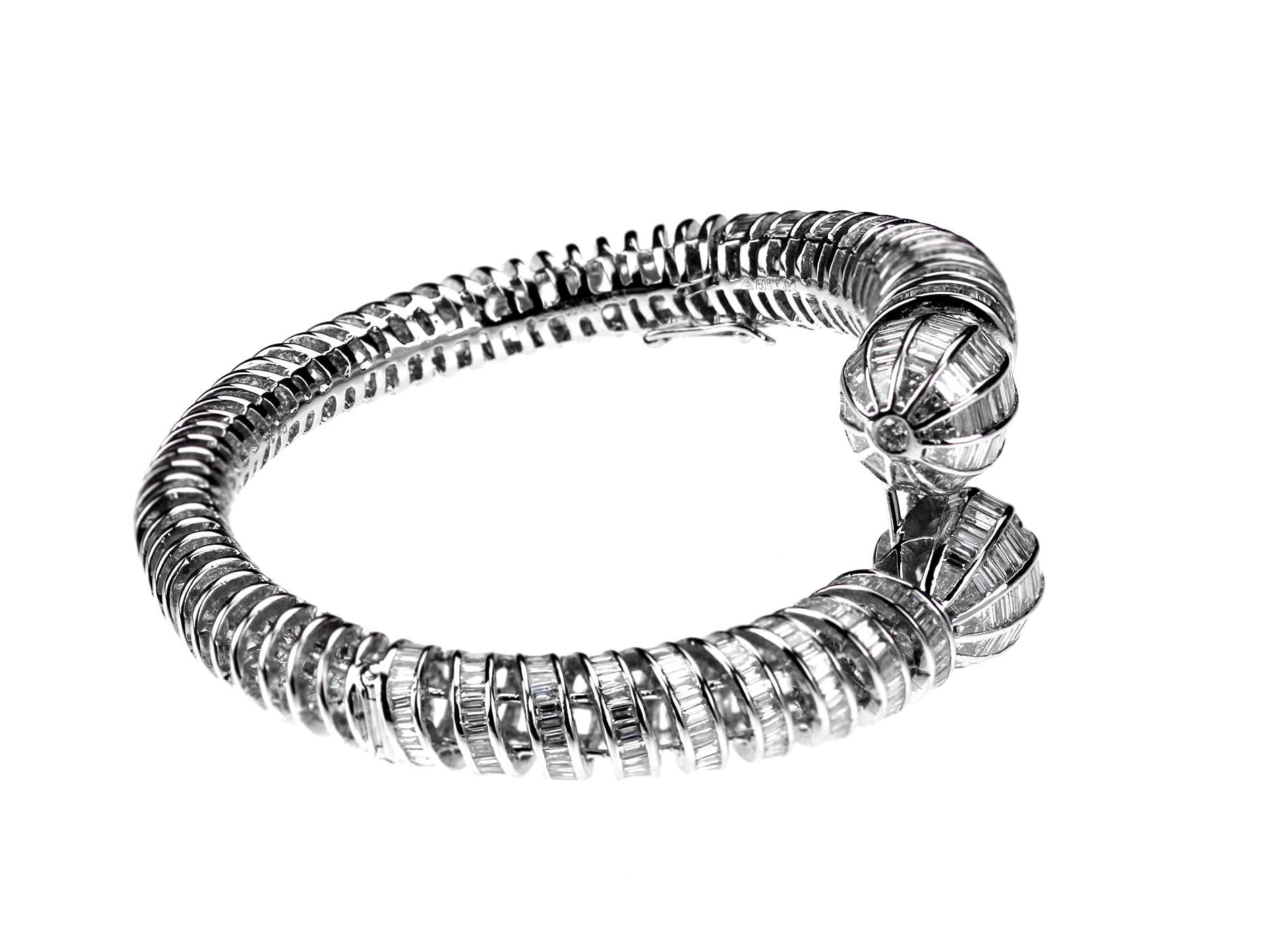 Moderne Bracelet jonc torsadé sur mesure en or blanc 18 carats avec diamants ronds brillants et baguettes en vente