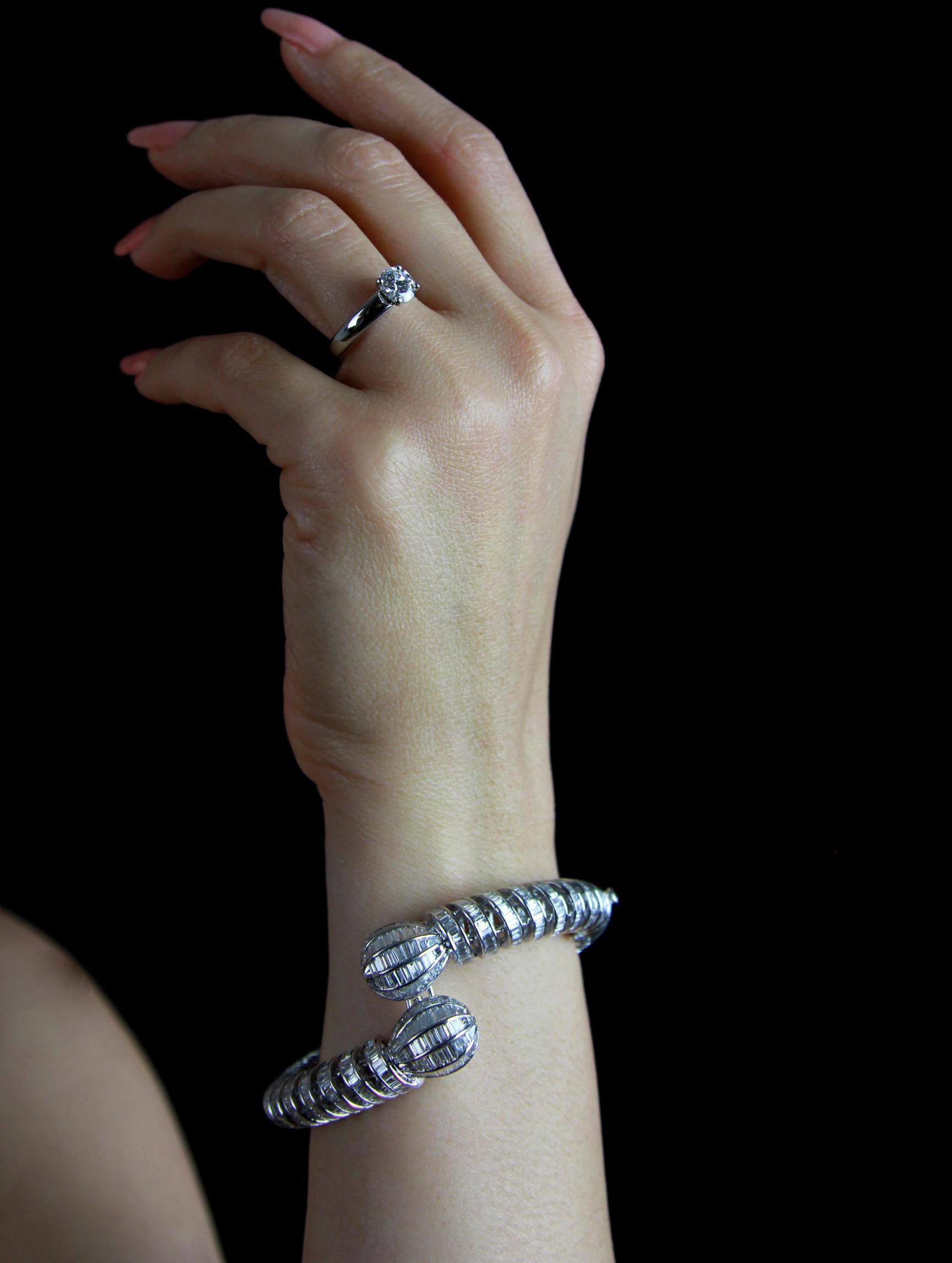 Bracelet jonc torsadé sur mesure en or blanc 18 carats avec diamants ronds brillants et baguettes Pour femmes en vente