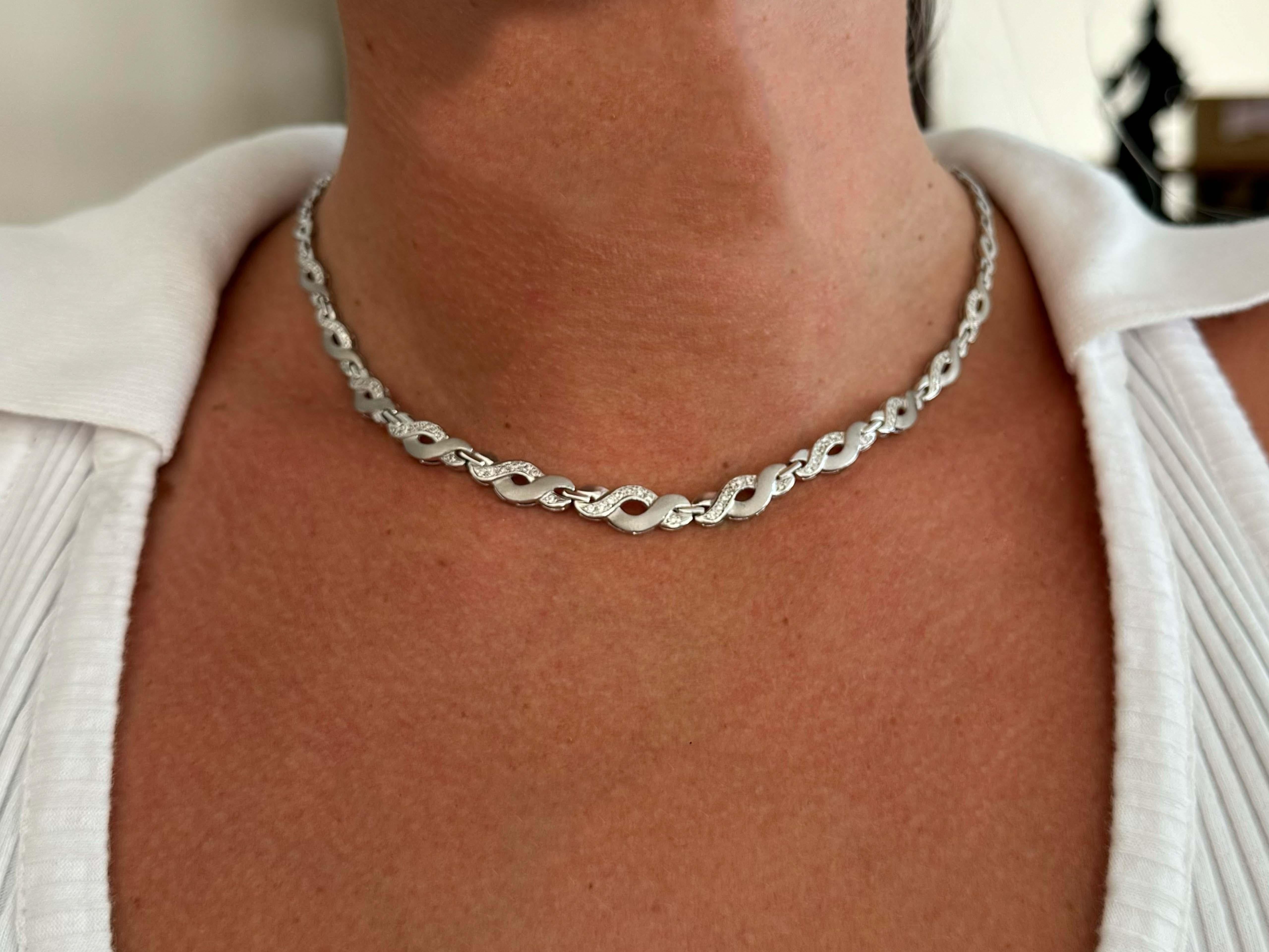 Specifiche dell'articolo:

Metallo della collana: Oro bianco 14k

Peso totale: 20,0  Grammi

Lunghezza della catena: 17