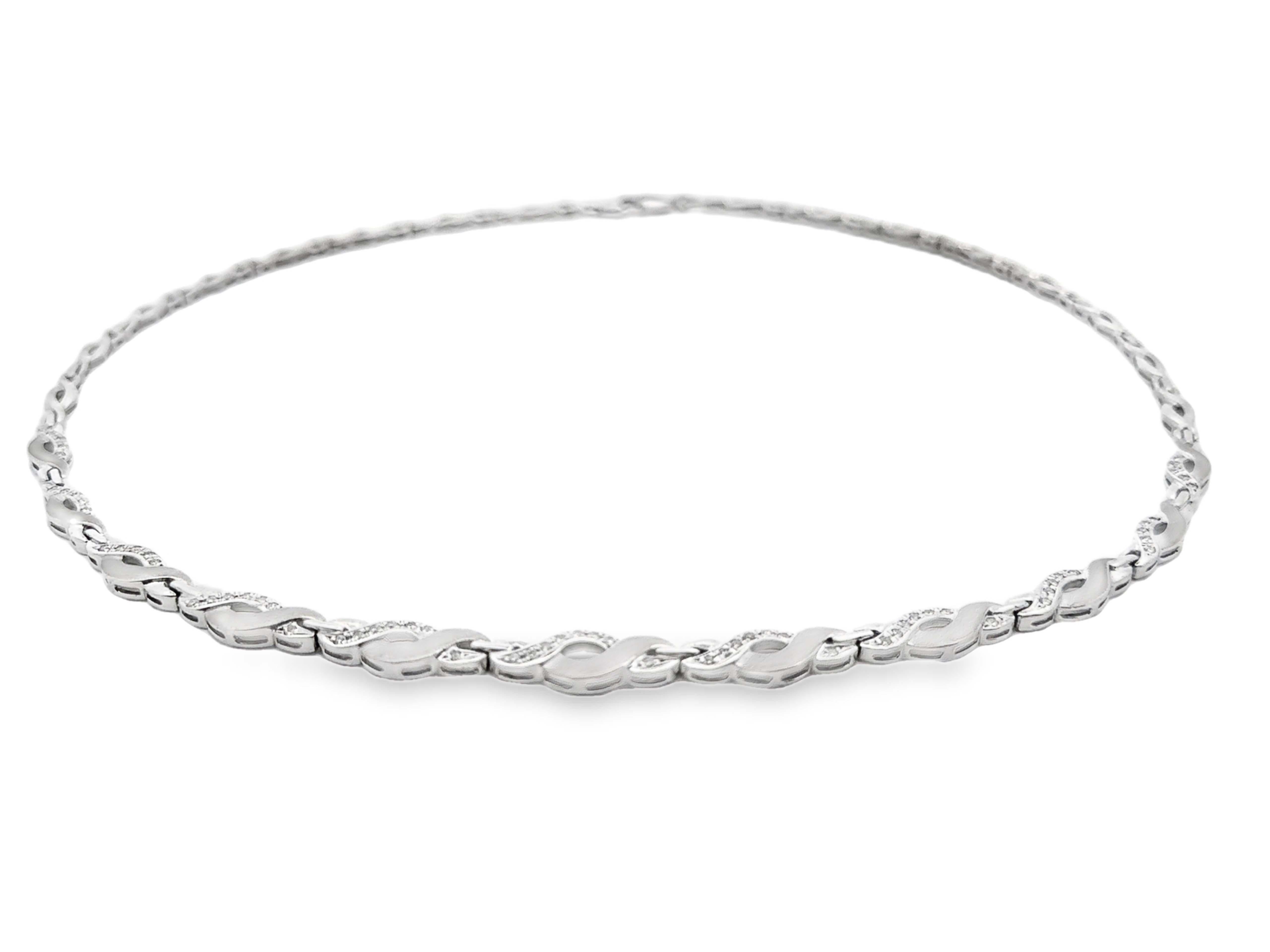 Moderno Collana Infinity con diamanti a torsione in oro bianco 14k in vendita