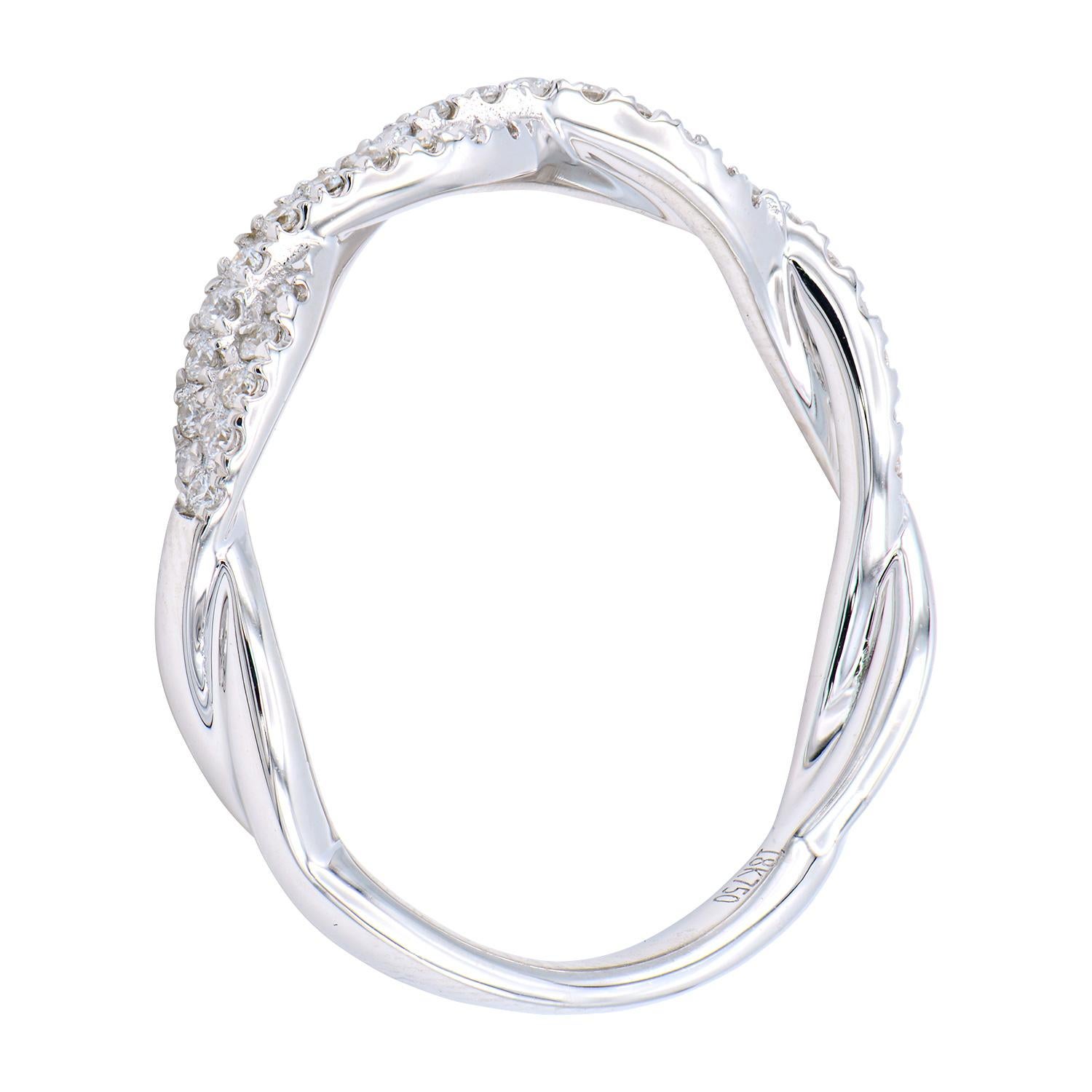 Dieses schöne Diamantband sieht aus wie eine Spirale, die aus 43 runden Diamanten von VS2, Farbe G mit insgesamt 0,20 Karat besteht. Die funkelnden Diamanten sind in 2,4 Gramm 18 Karat Weißgold gefasst. Dieser Ring hat die Größe 6.5 