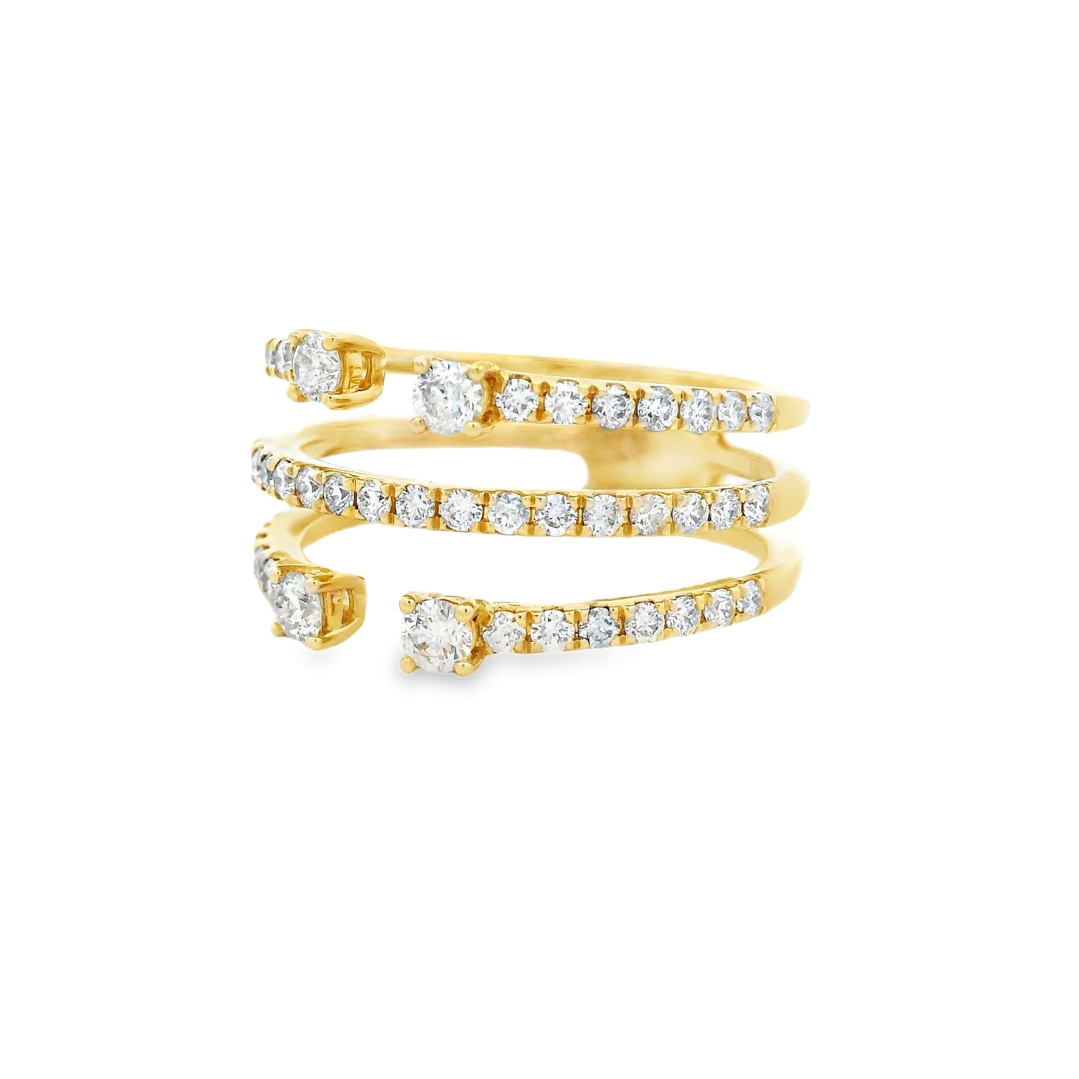 Cette bague torsadée en or jaune 14K est un mélange gracieux de structure et d'éclat. Avec 51 diamants ronds de taille brillant d'une valeur totale de 0,75 carat, le design s'écoule dans un double motif croisé qui enveloppe le doigt dans la symétrie