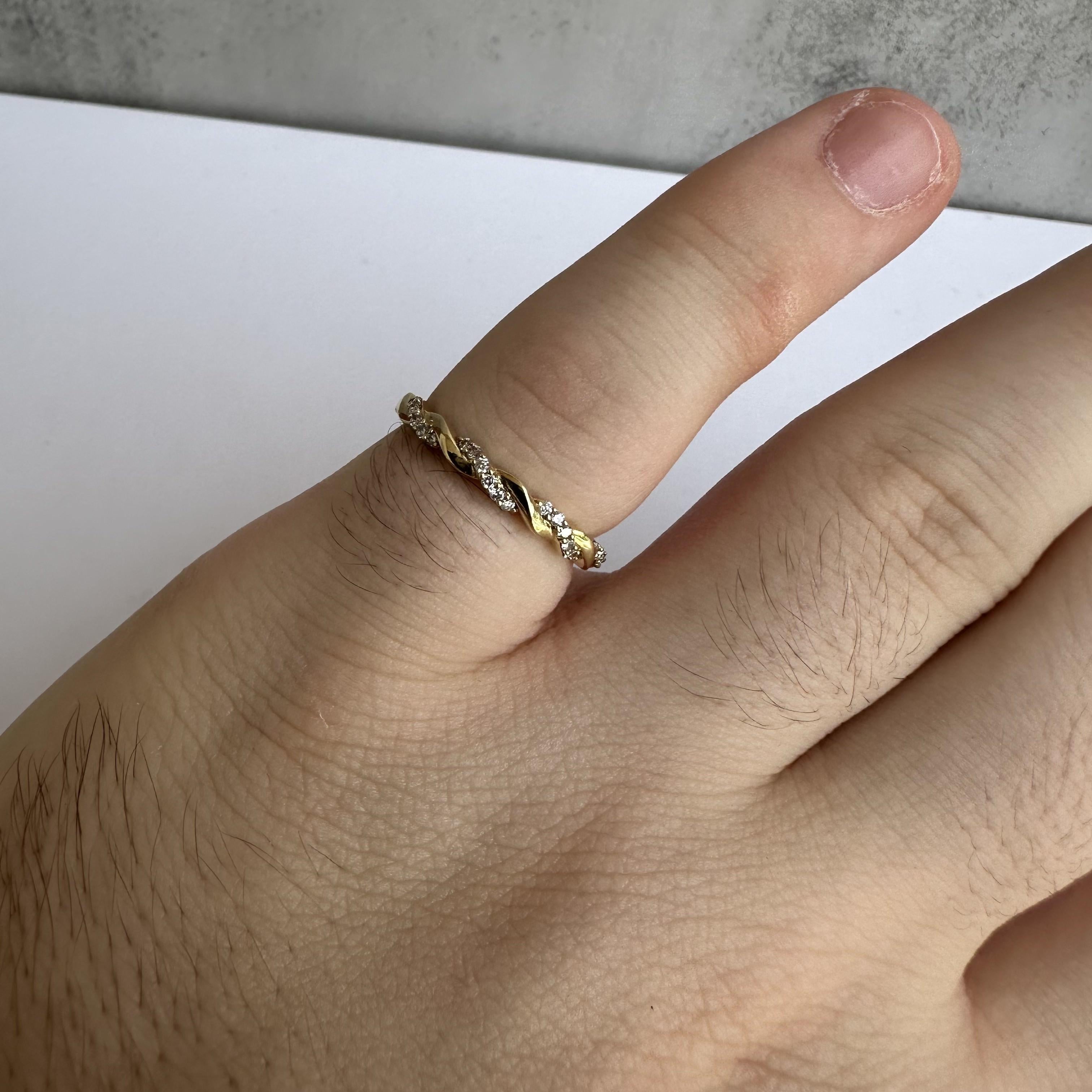 Diamond Twist Ring in 14kt Yellow Gold - 0.13ctw GH SI, Size 7, New Condition In New Condition In West Hempstead, NY