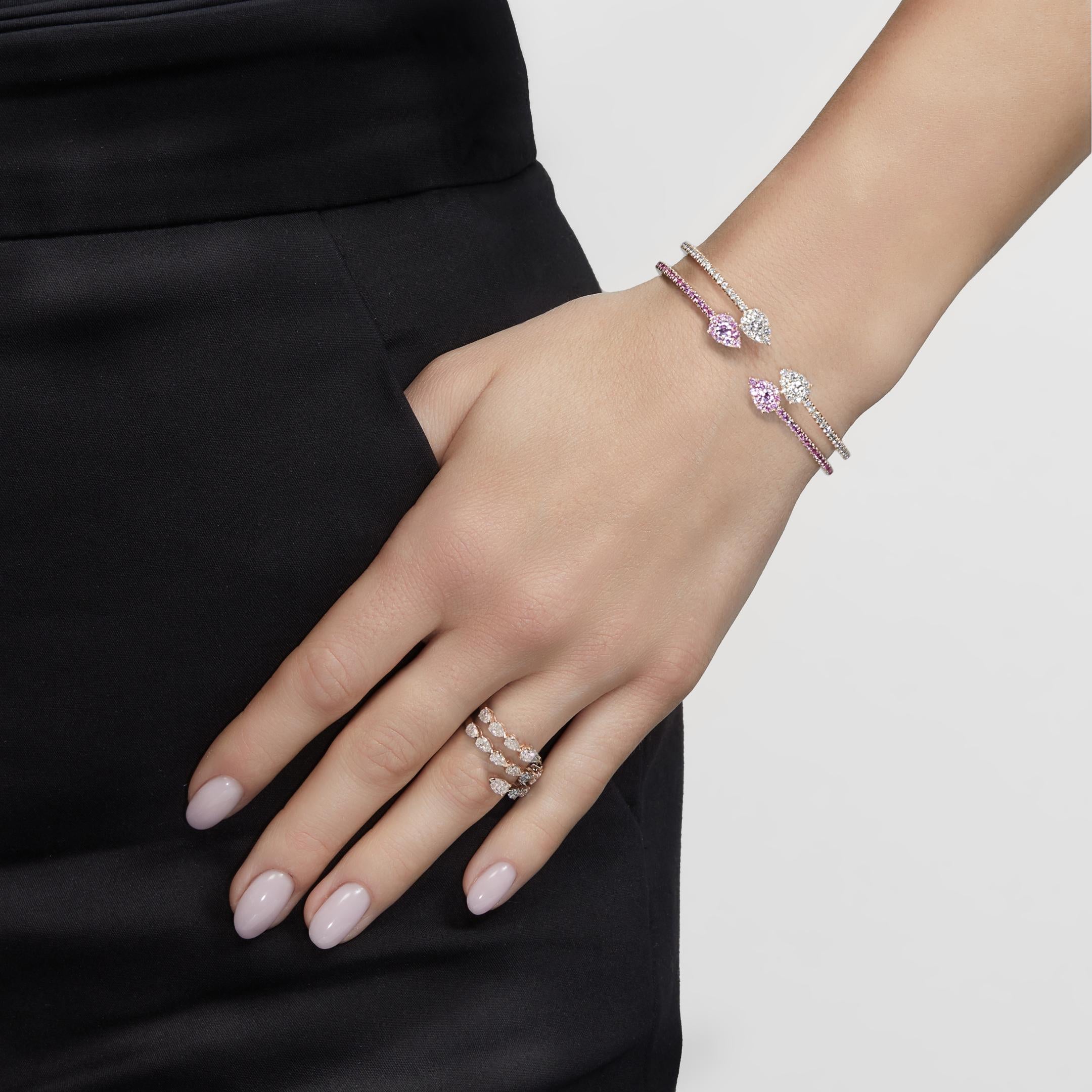 La bague en or rose Diamond Twist est composée de trois rangées de diamants étincelants. De superbes pierres en forme de poire serties dans de l'or rose 18 carats s'enroulent élégamment autour du doigt. Portez votre bague avec un jean, des talons et