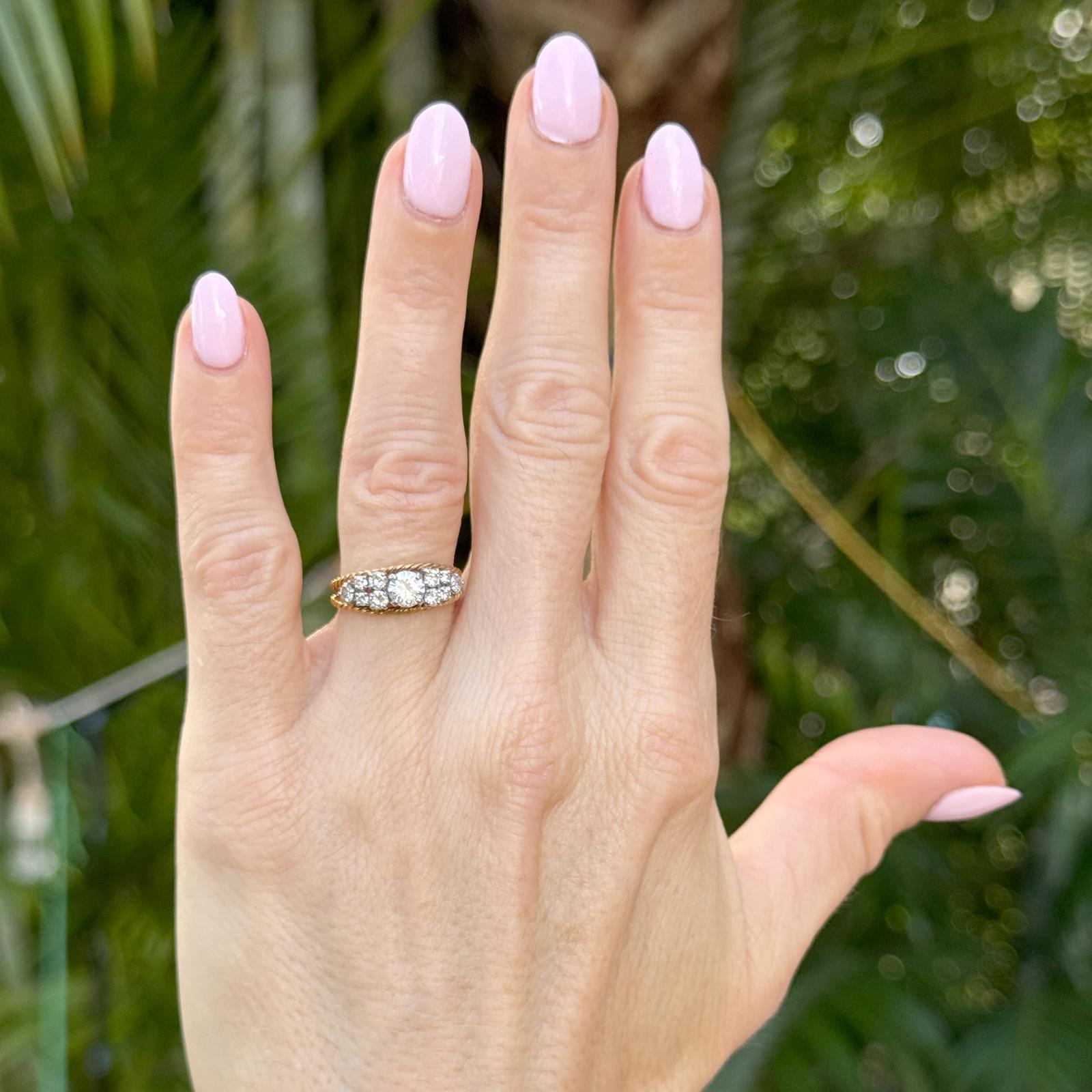 Dieser zweifarbige Vintage-Ring aus 18 Karat Gold zeichnet sich durch ein auffälliges, gedrehtes Kabel mit geteiltem Schaft aus, das reichhaltiges Gelbgold mit Weißgoldakzenten für einen kühnen, skulpturalen Look verbindet. In seiner Mitte sitzt ein