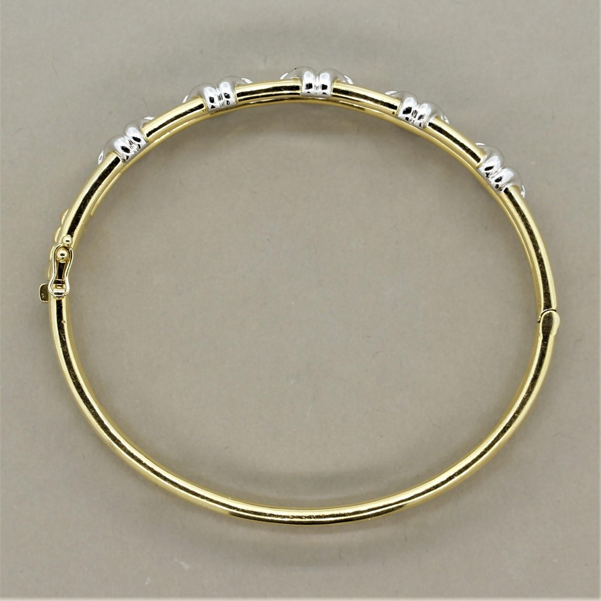 Armreif aus zweifarbigem Gold und Platin mit Diamanten (Rundschliff) im Angebot