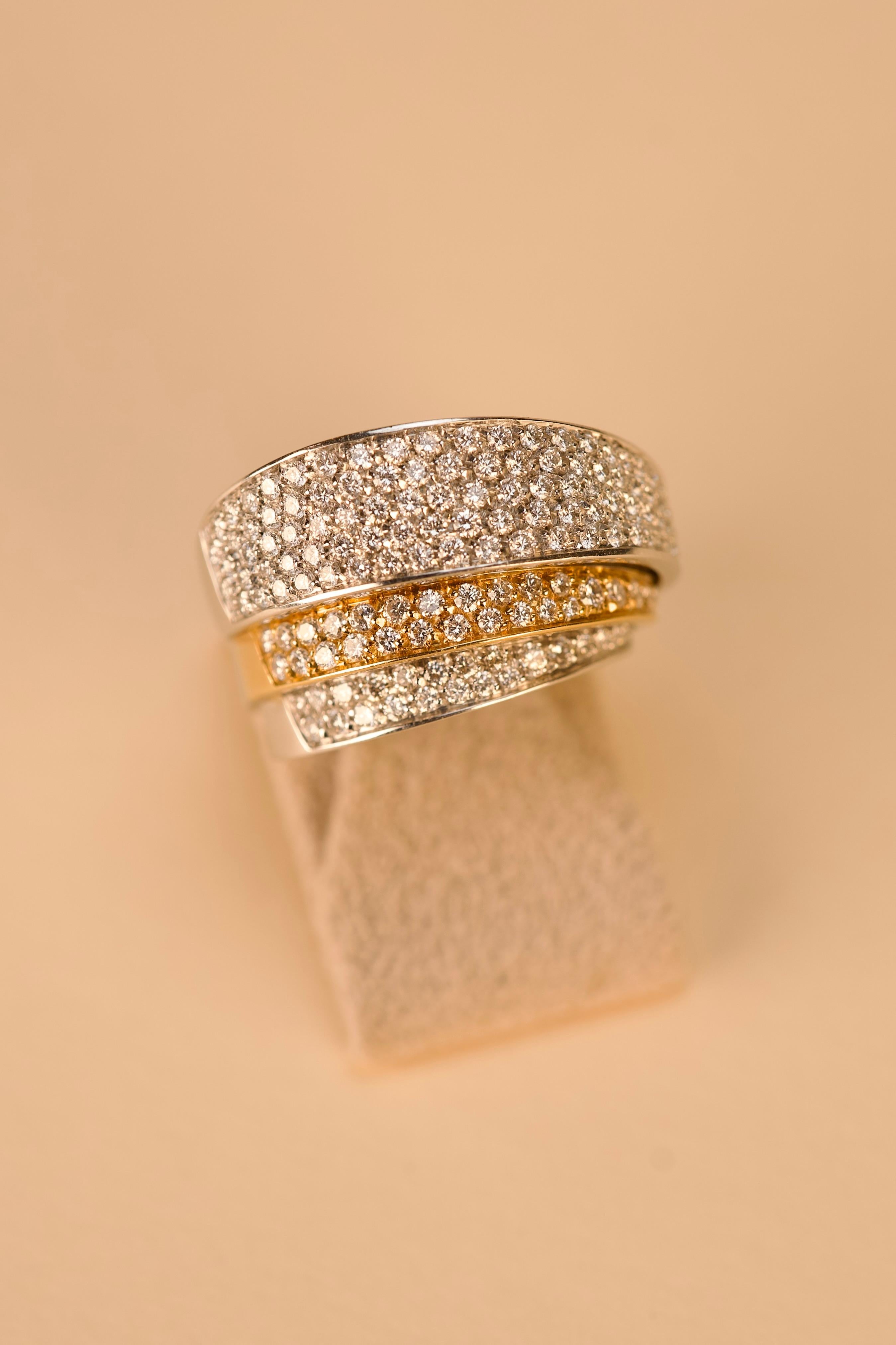 Zweifarbiger Diamant-Goldring (Brillantschliff) im Angebot