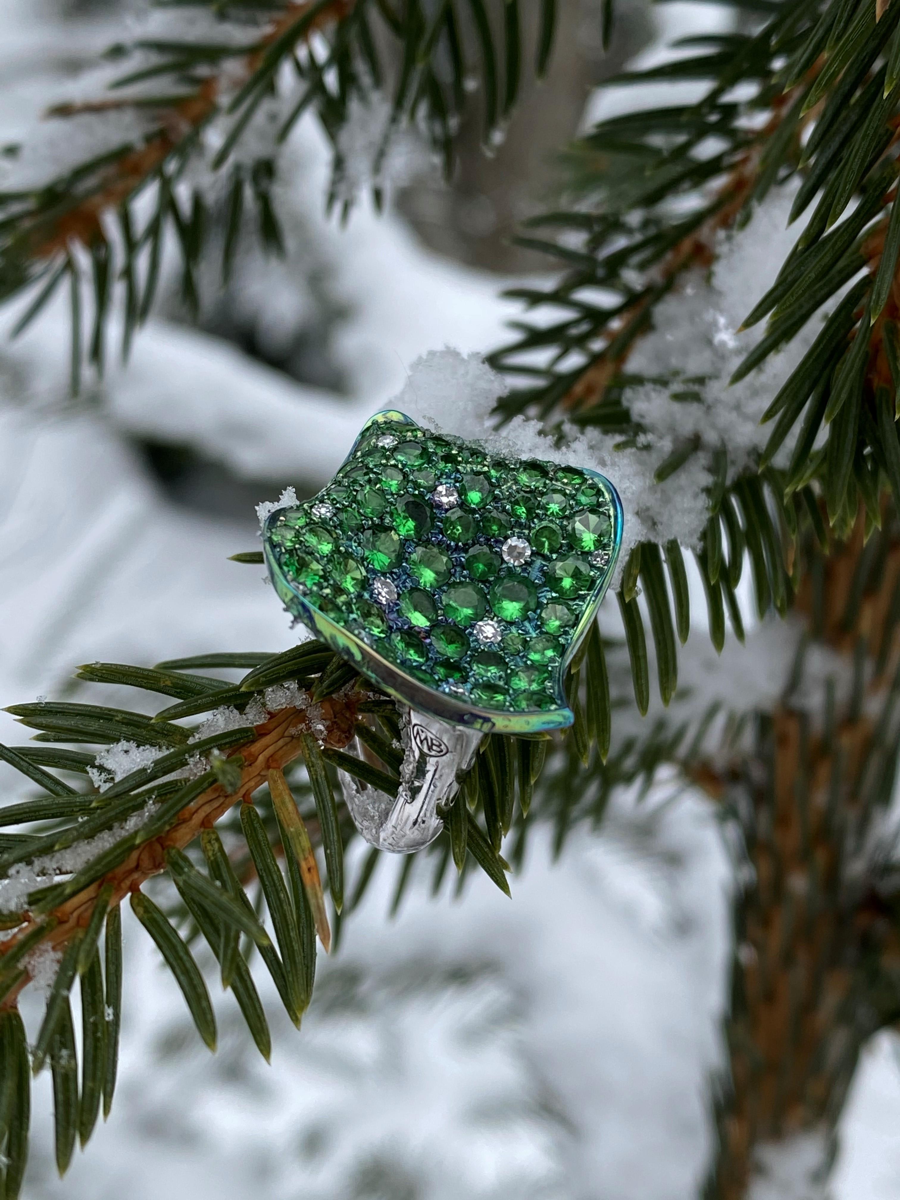 Bague à pétales en or blanc 18 KT, diamants, tsavorites vertes et titane, fabriquée en Italie en vente 3