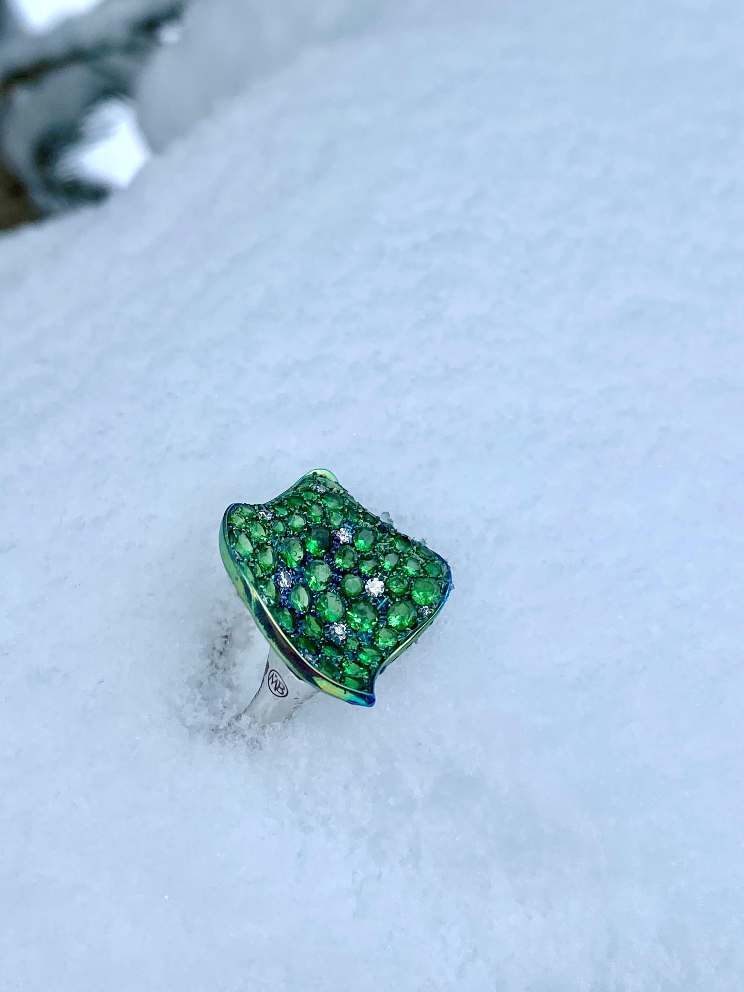 Bague à pétales en or blanc 18 KT, diamants, tsavorites vertes et titane, fabriquée en Italie en vente 4