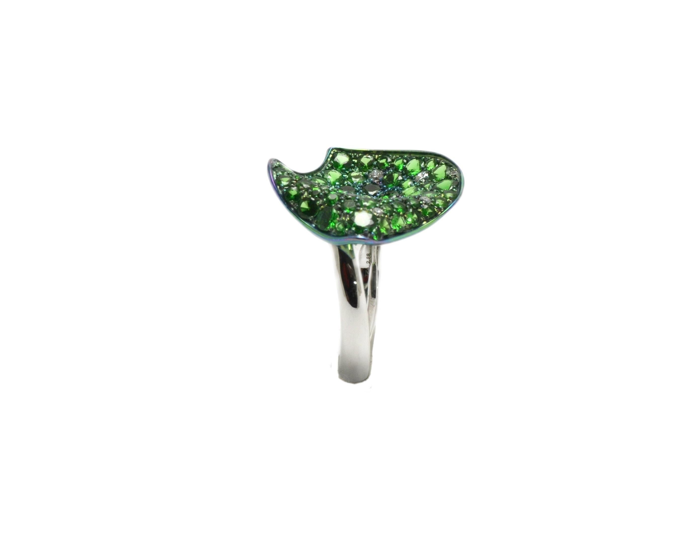 Round Cut Diamond Tzavorite Green Titanium 18 KT White Gold Made in Italy Petal Ring For Sale