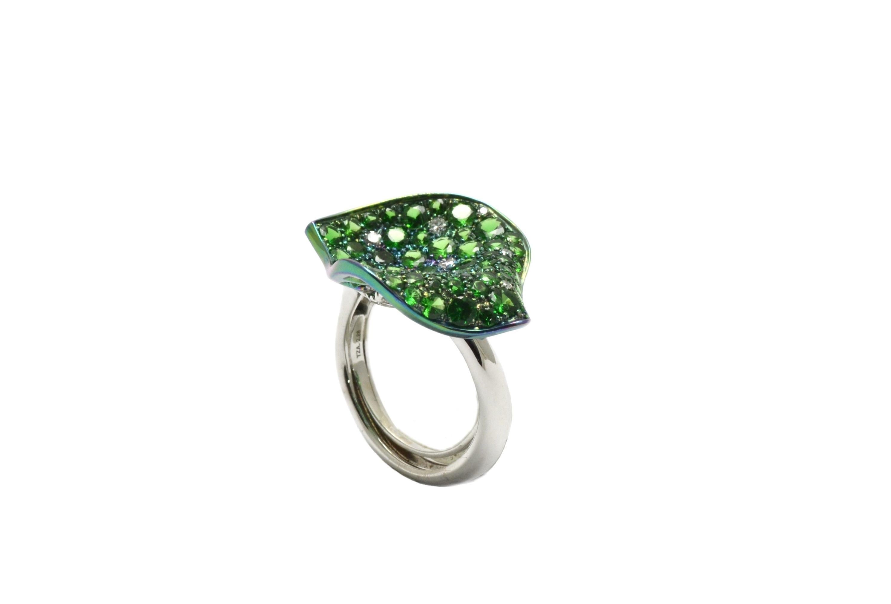 Diamond Tzavorite Green Titanium 18 KT White Gold Made in Italy Petal Ring In New Condition For Sale In Valenza , IT