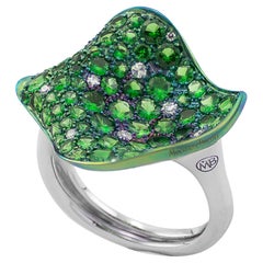 Bague à pétales en or blanc 18 KT, diamants, tsavorites vertes et titane, fabriquée en Italie