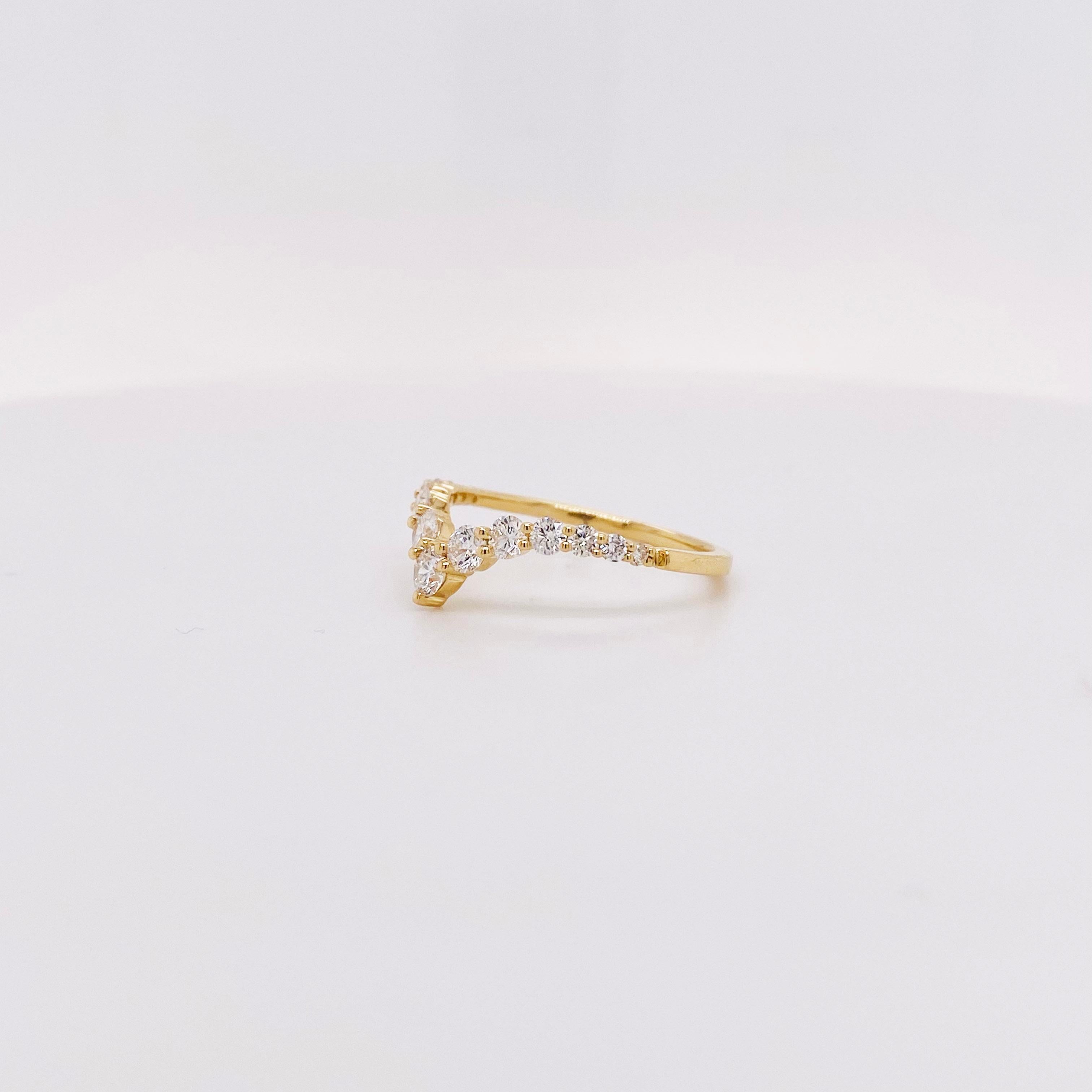 En vente :  Anneau de mariage/anneau empilable en or jaune avec diamants en forme de V en cascade 3