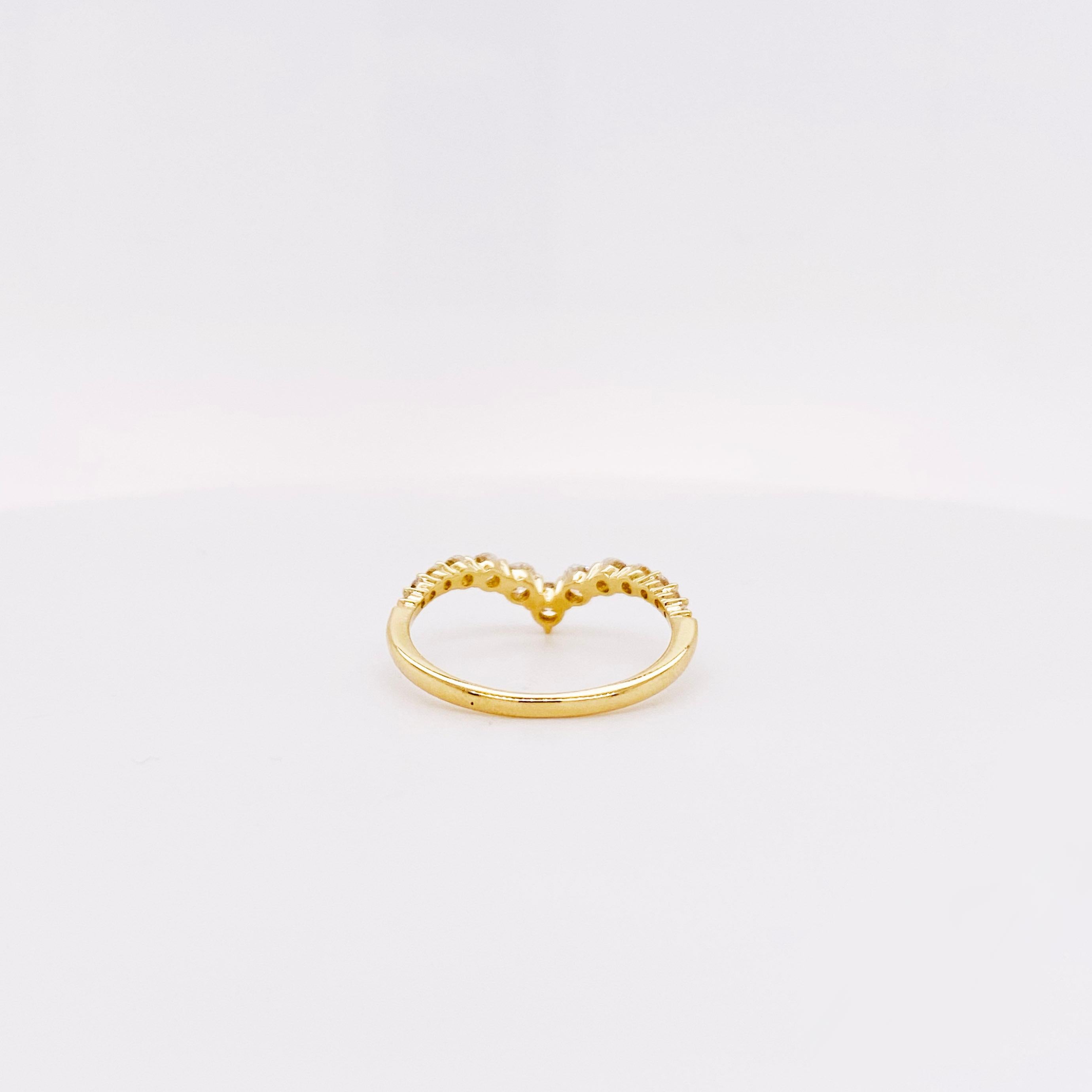 En vente :  Anneau de mariage/anneau empilable en or jaune avec diamants en forme de V en cascade 4