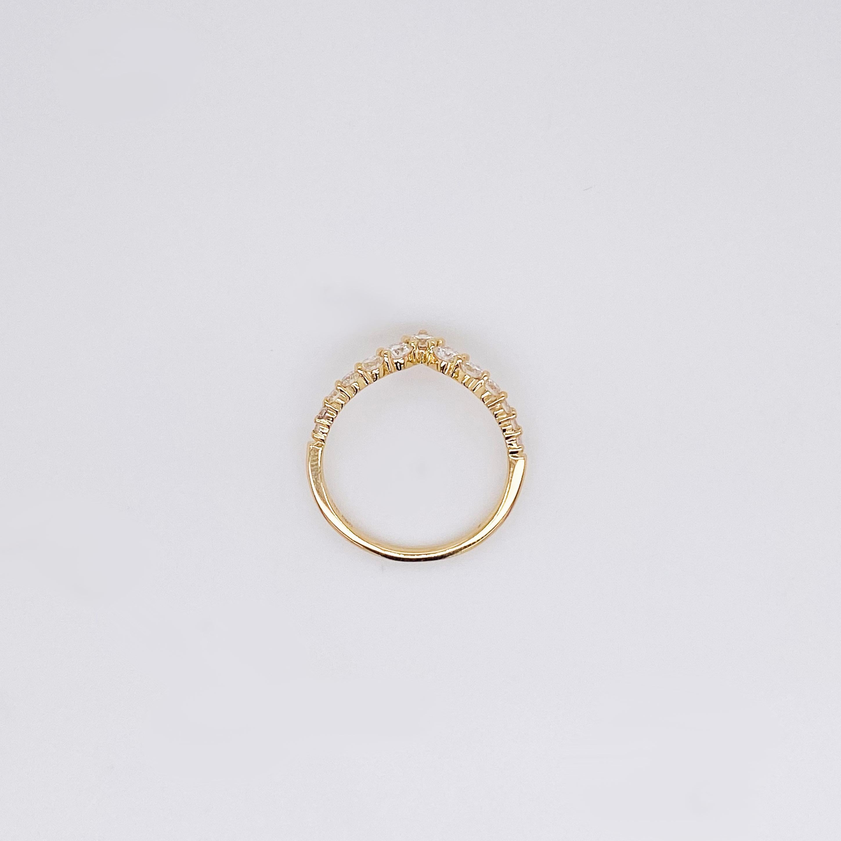 En vente :  Anneau de mariage/anneau empilable en or jaune avec diamants en forme de V en cascade 5