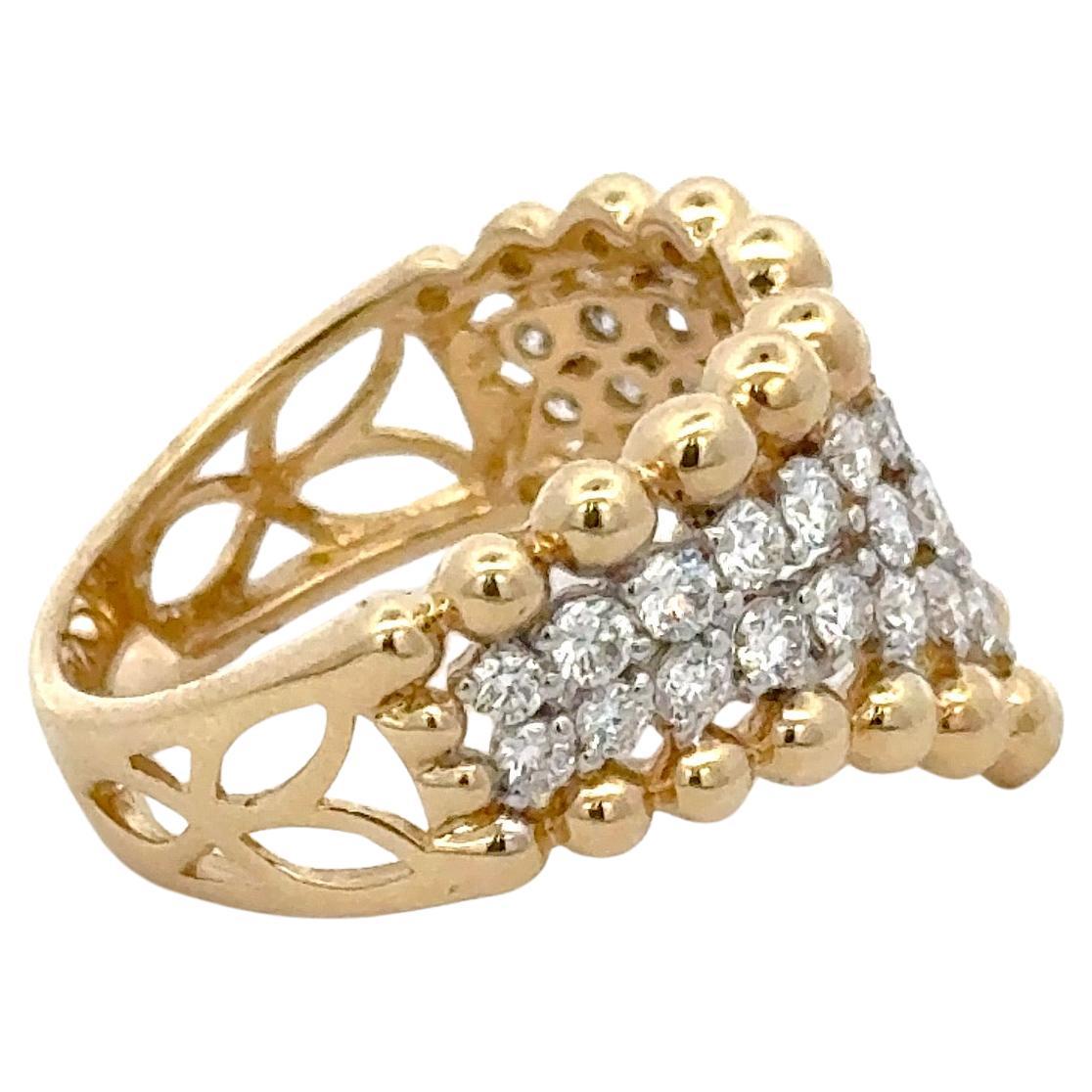 Dieser atemberaubende Goldring aus 14 Karat Gelbgold ist mit 31 Diamanten mit einem Gesamtgewicht von 0,92 Karat besetzt. Der Ring ist mit Diamanten der Qualität G-SI mit den Bewertungen G-H und SI1-2 besetzt. Der Ring wiegt 5,3 Gramm und hat die