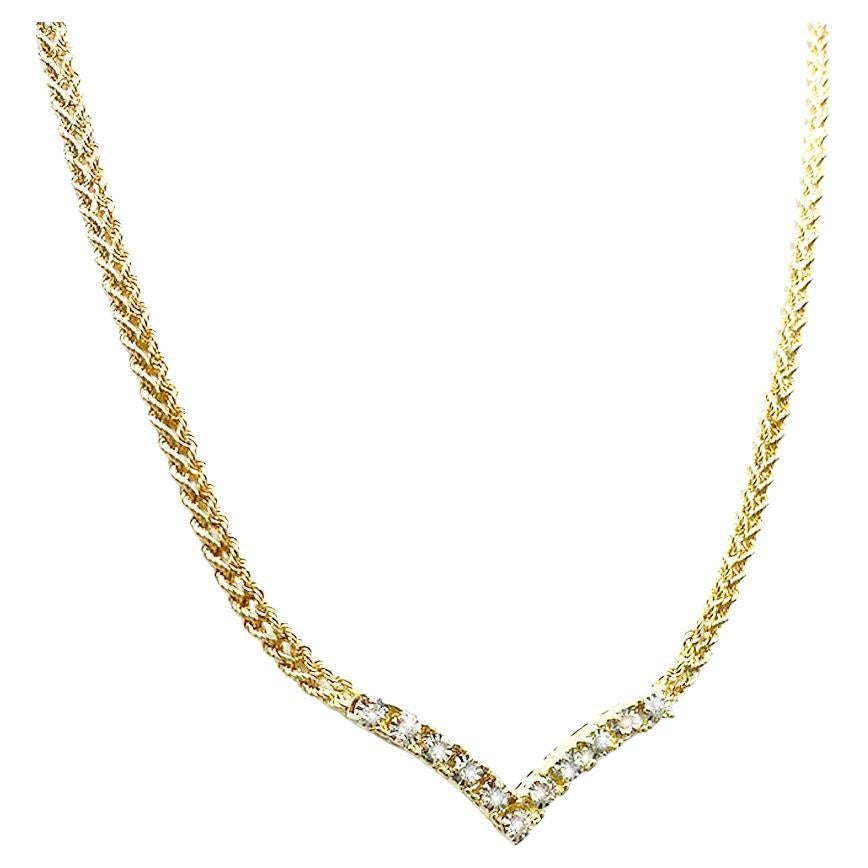 Diamant V Halskette Design ist in 14 Karat Gelbgold gefasst.
Pave-Diamanten sind auf einem 15-Zoll-Kropfband gefasst. Die Kette ist eine funkelnde Seilkette mit einer Breite von 3,60 mm, die an einem dicken, V-förmigen Diamanttropfen befestigt ist.