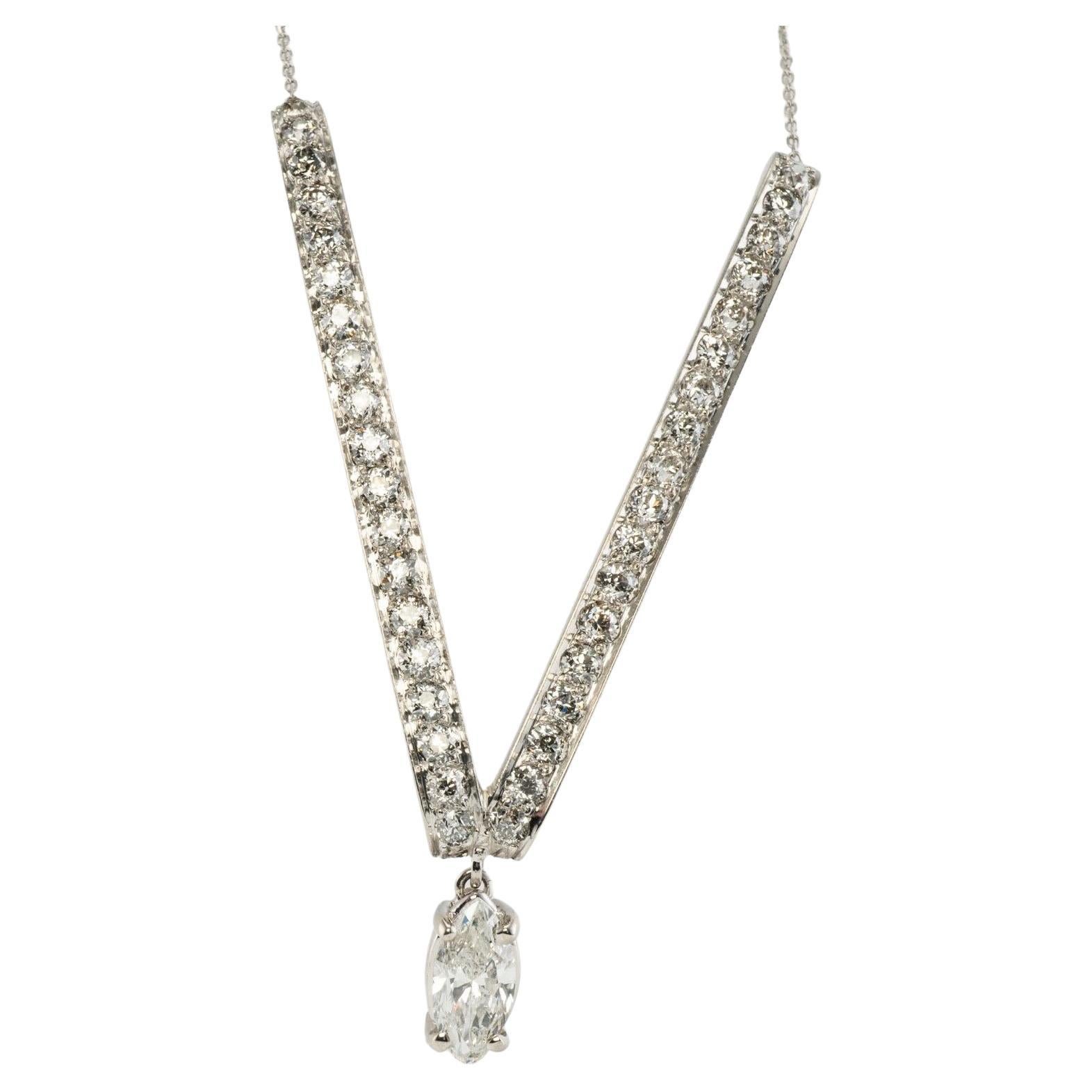 Collier V en diamant Platine et or blanc 14K 1,96 TDW

Ce collier de diamants absolument magnifique est finement réalisé en platine luxueux pour le pendentif en forme de V (soigneusement testé et garanti) et en or blanc massif 14K pour la chaîne.
Le