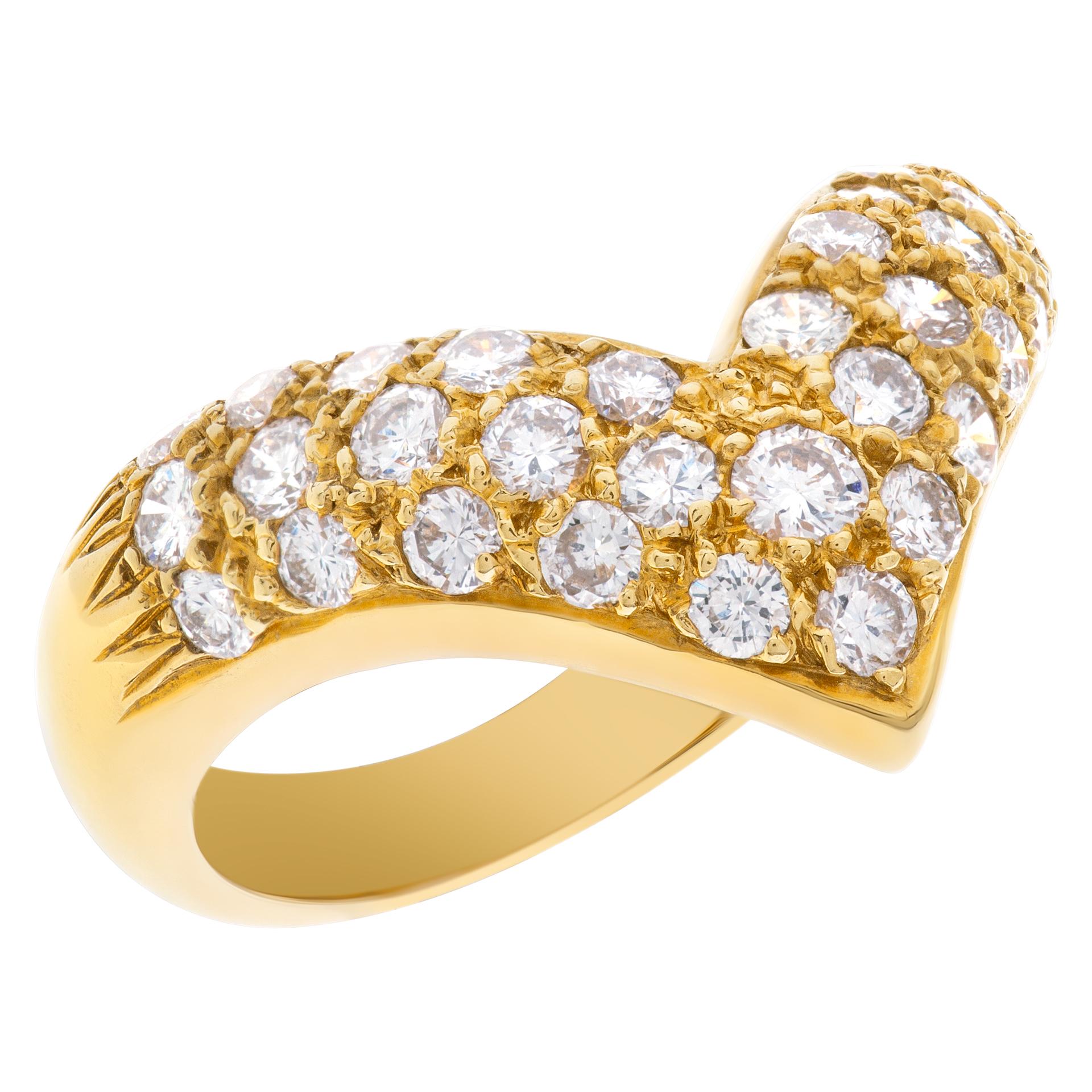 Diamond V Ring in 18k Yellow Gold In Excellent Condition For Sale In Surfside, FL